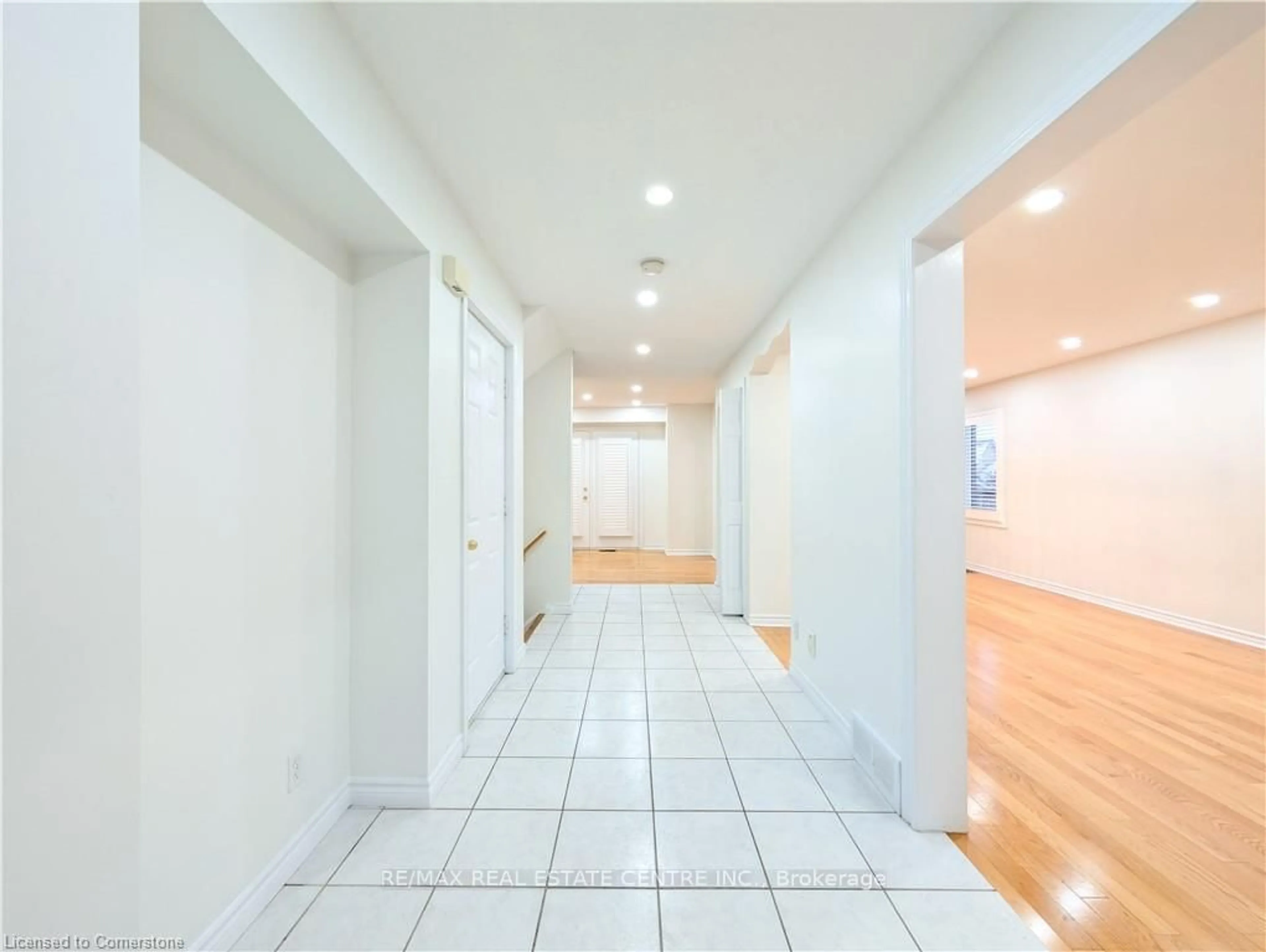 Indoor foyer for 187 DAIMLER Dr, Kitchener Ontario N2A 4C8