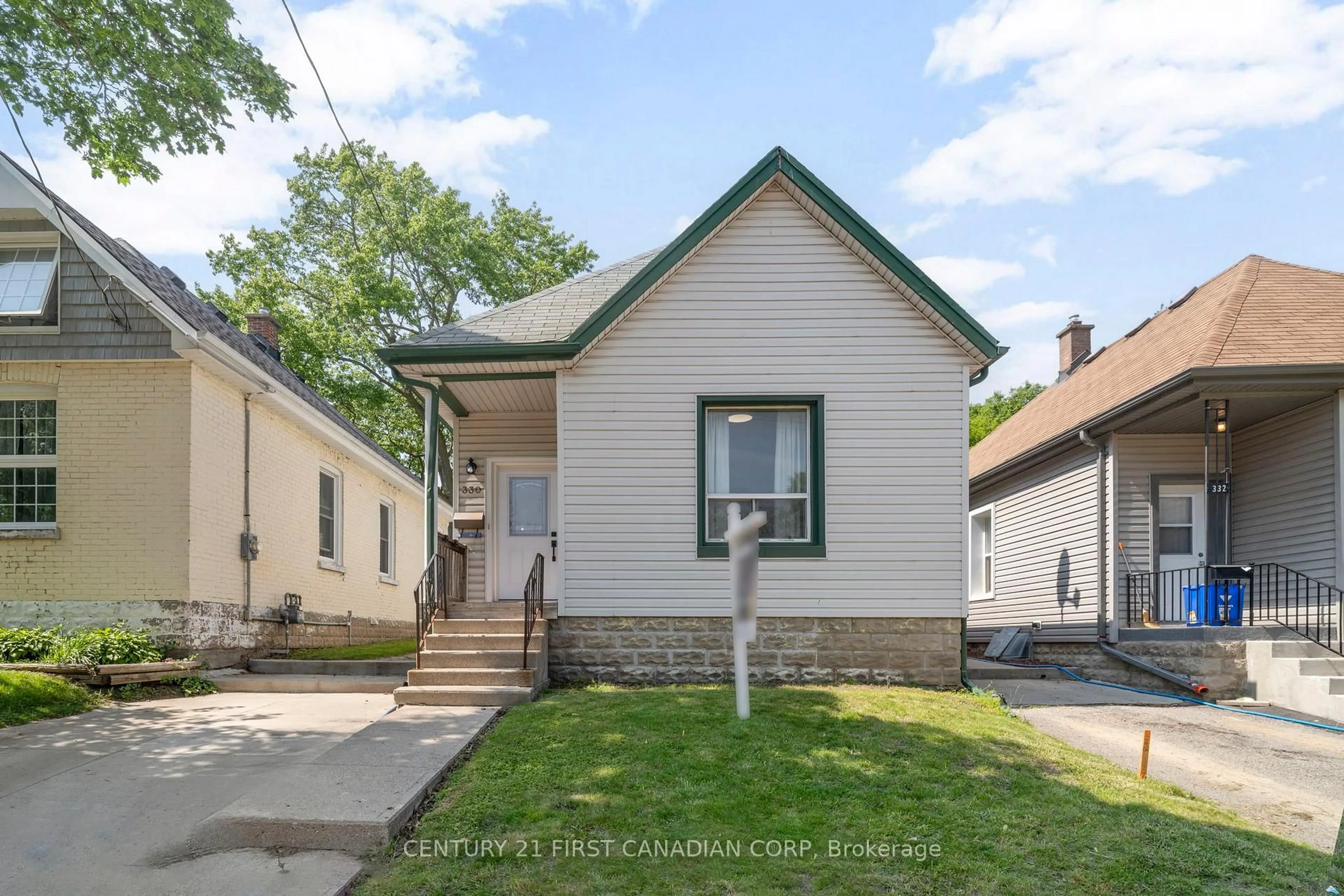 Home with vinyl exterior material, street for 330 Salisbury St, London East Ontario N5Y 3A9