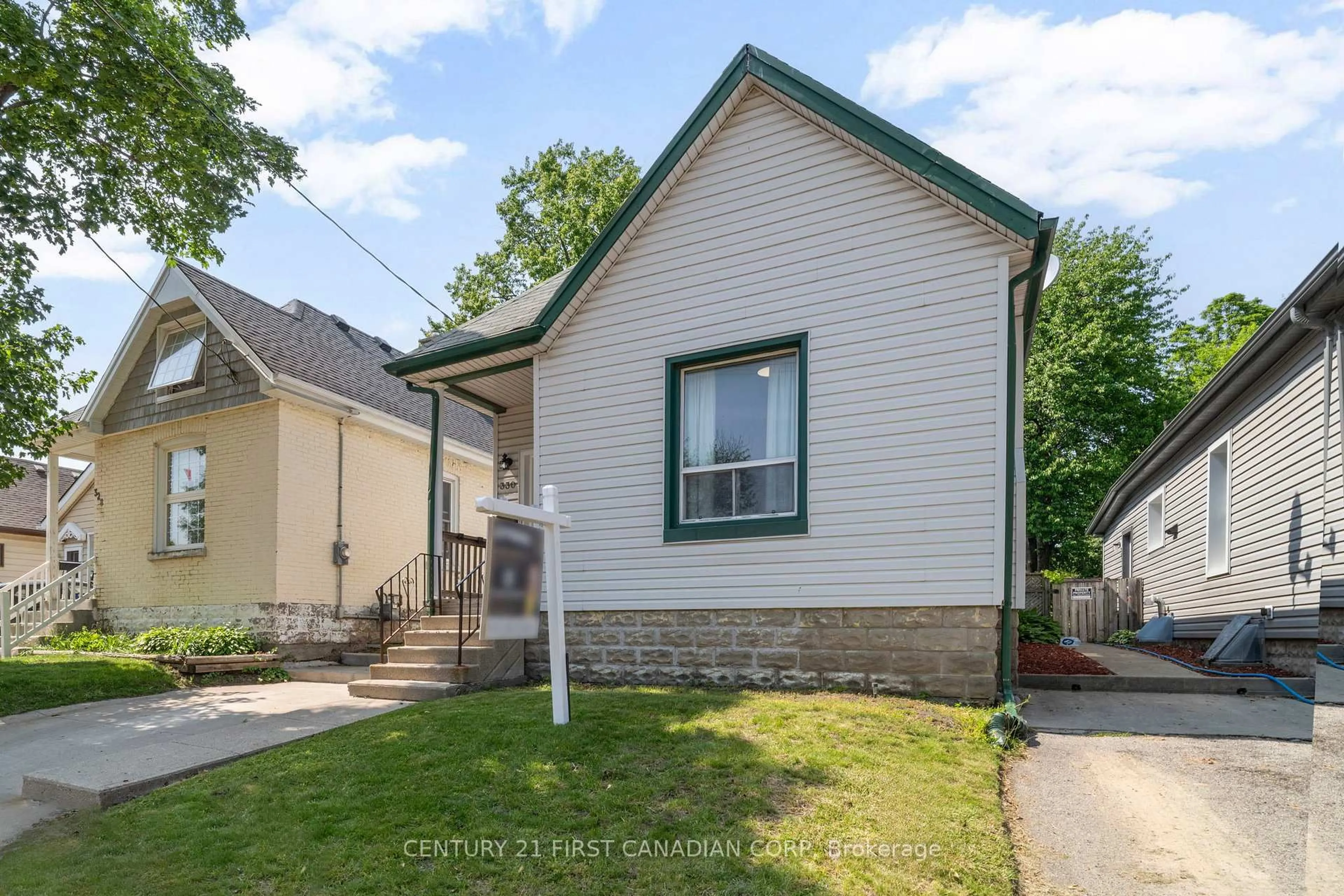 Home with vinyl exterior material, street for 330 Salisbury St, London East Ontario N5Y 3A9