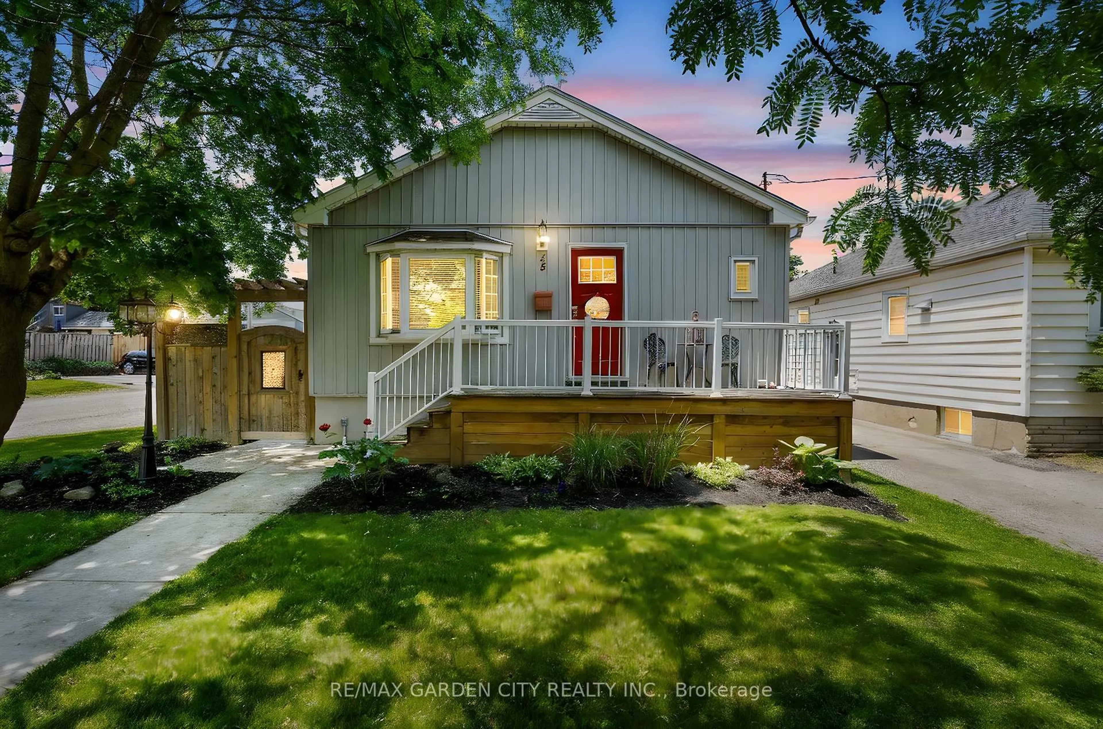 Home with vinyl exterior material, street for 35 Marmora St, St. Catharines Ontario L2P 3C2