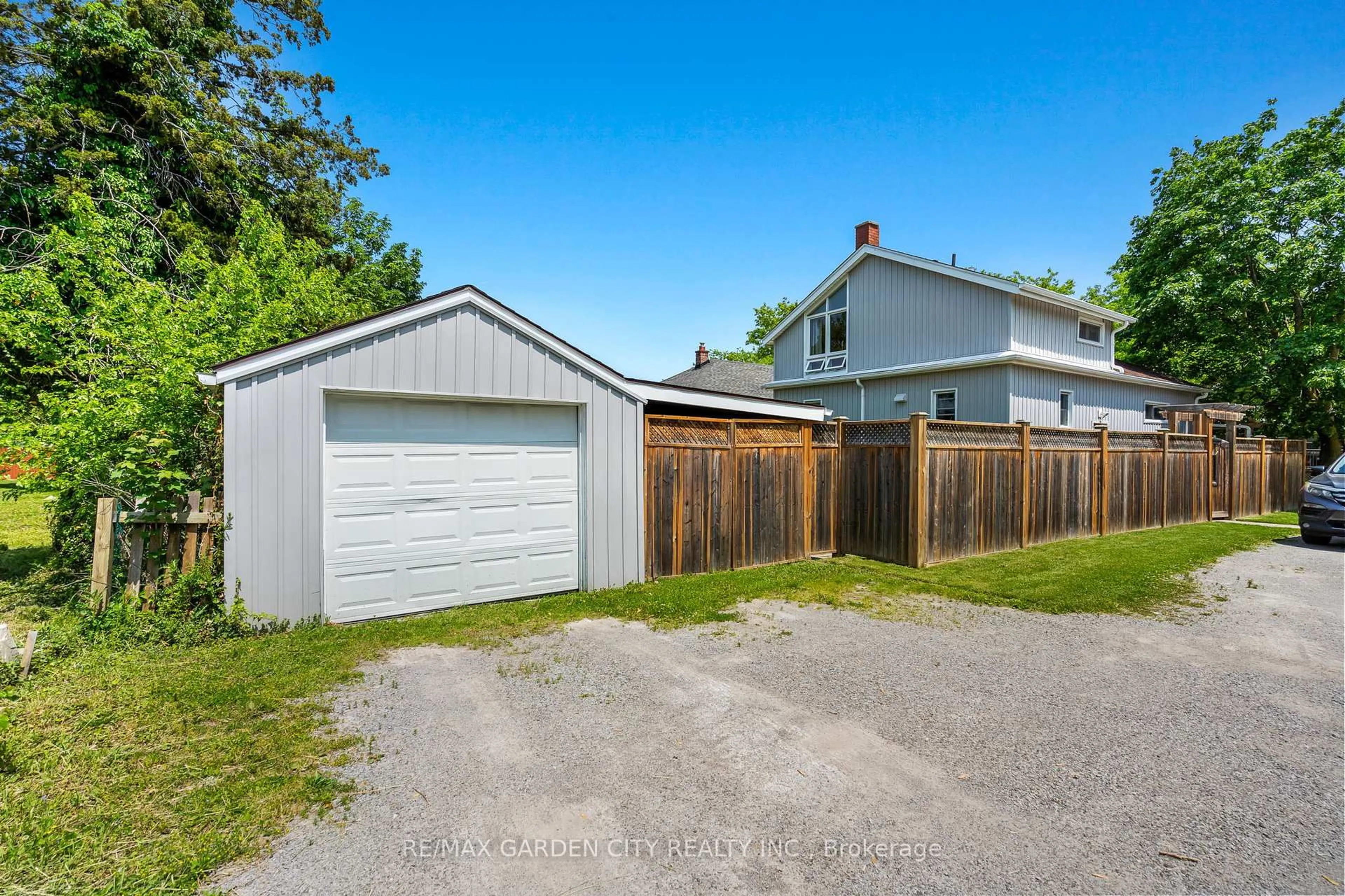 Shed for 35 Marmora St, St. Catharines Ontario L2P 3C2