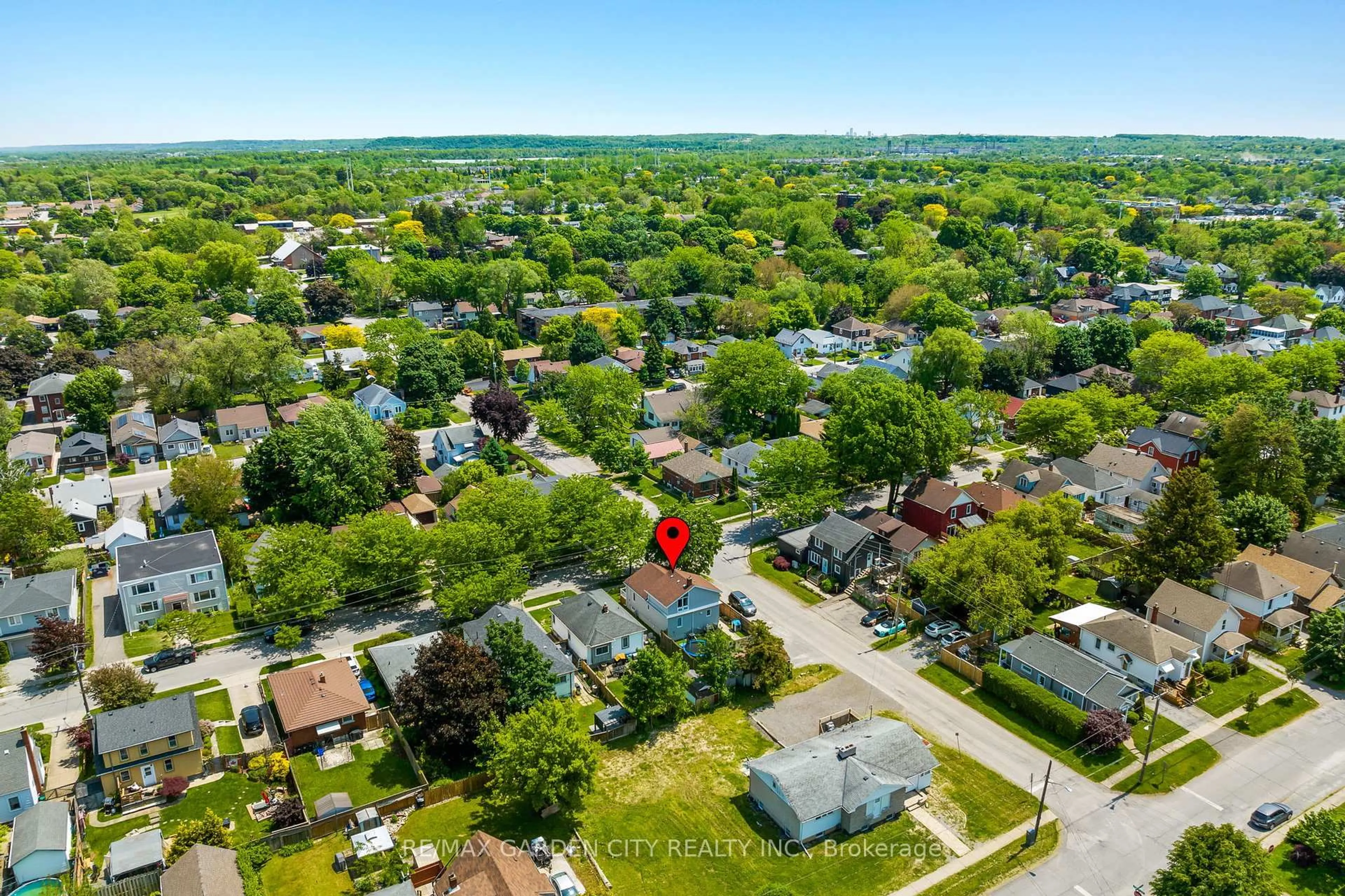 A pic from outside/outdoor area/front of a property/back of a property/a pic from drone, street for 35 Marmora St, St. Catharines Ontario L2P 3C2