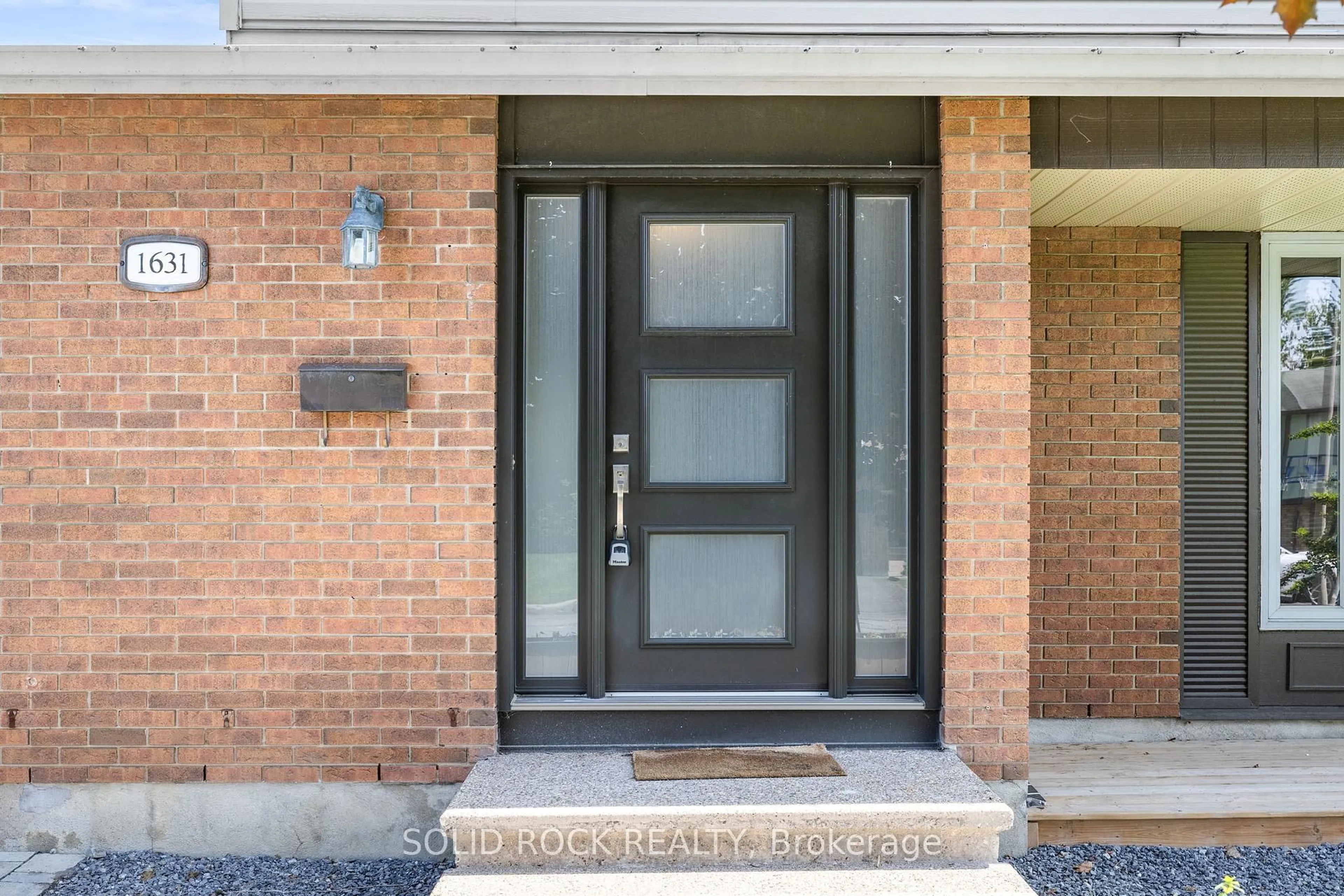 Indoor entryway for 1631 Charbonneau St, Orleans Ontario K1E 2J6
