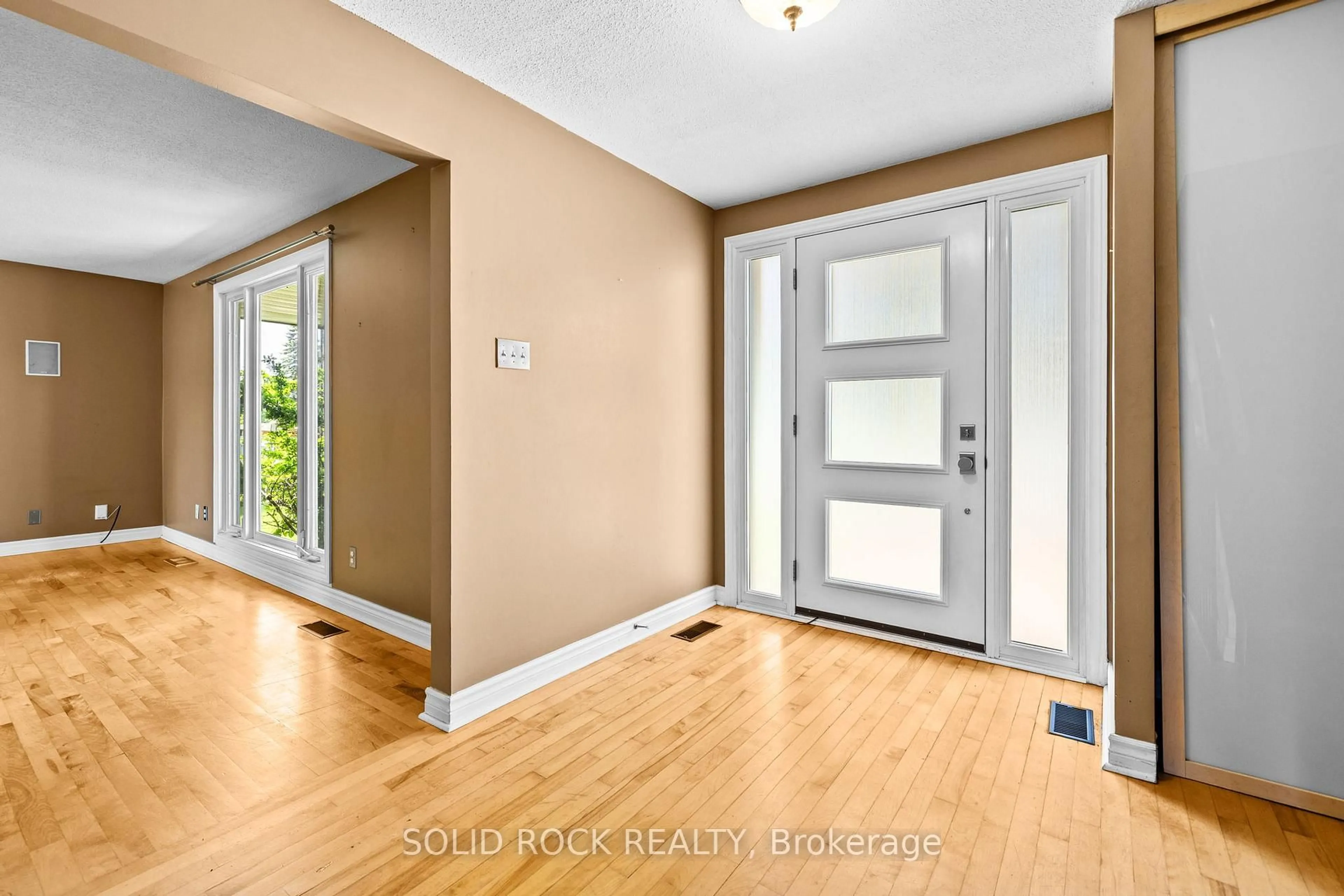 Indoor entryway for 1631 Charbonneau St, Orleans Ontario K1E 2J6