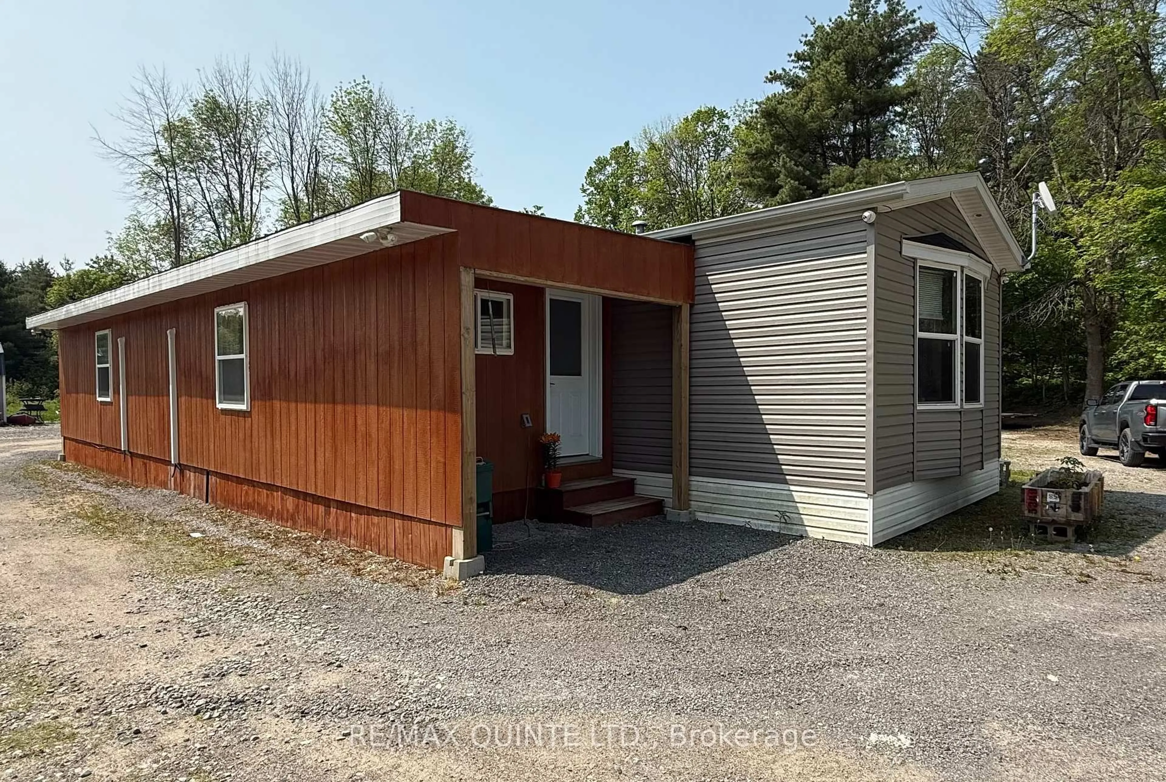 Home with vinyl exterior material, building for 39 Hawkins Bay Rd, Tweed Ontario K0K 3J0