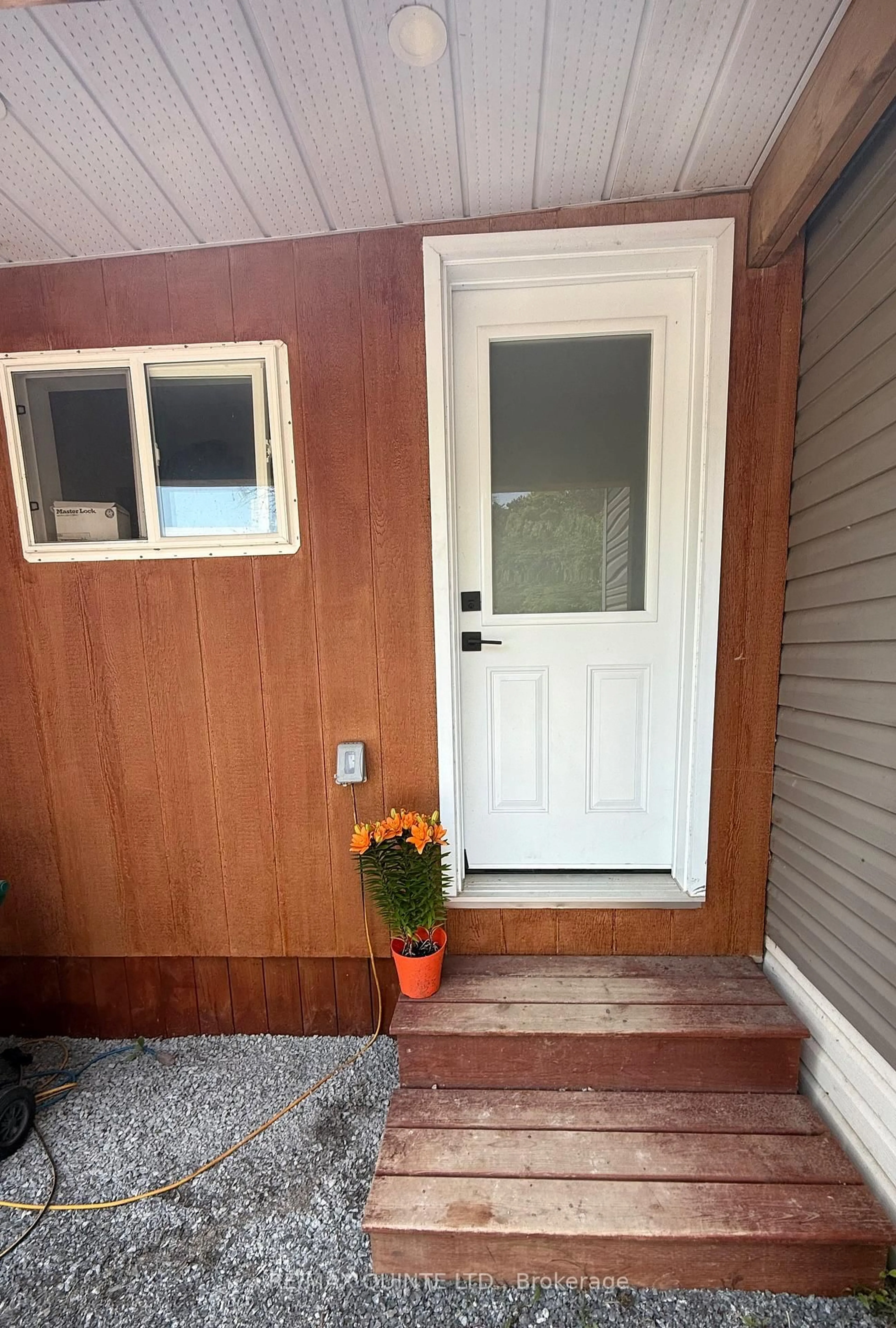 Indoor entryway for 39 Hawkins Bay Rd, Tweed Ontario K0K 3J0