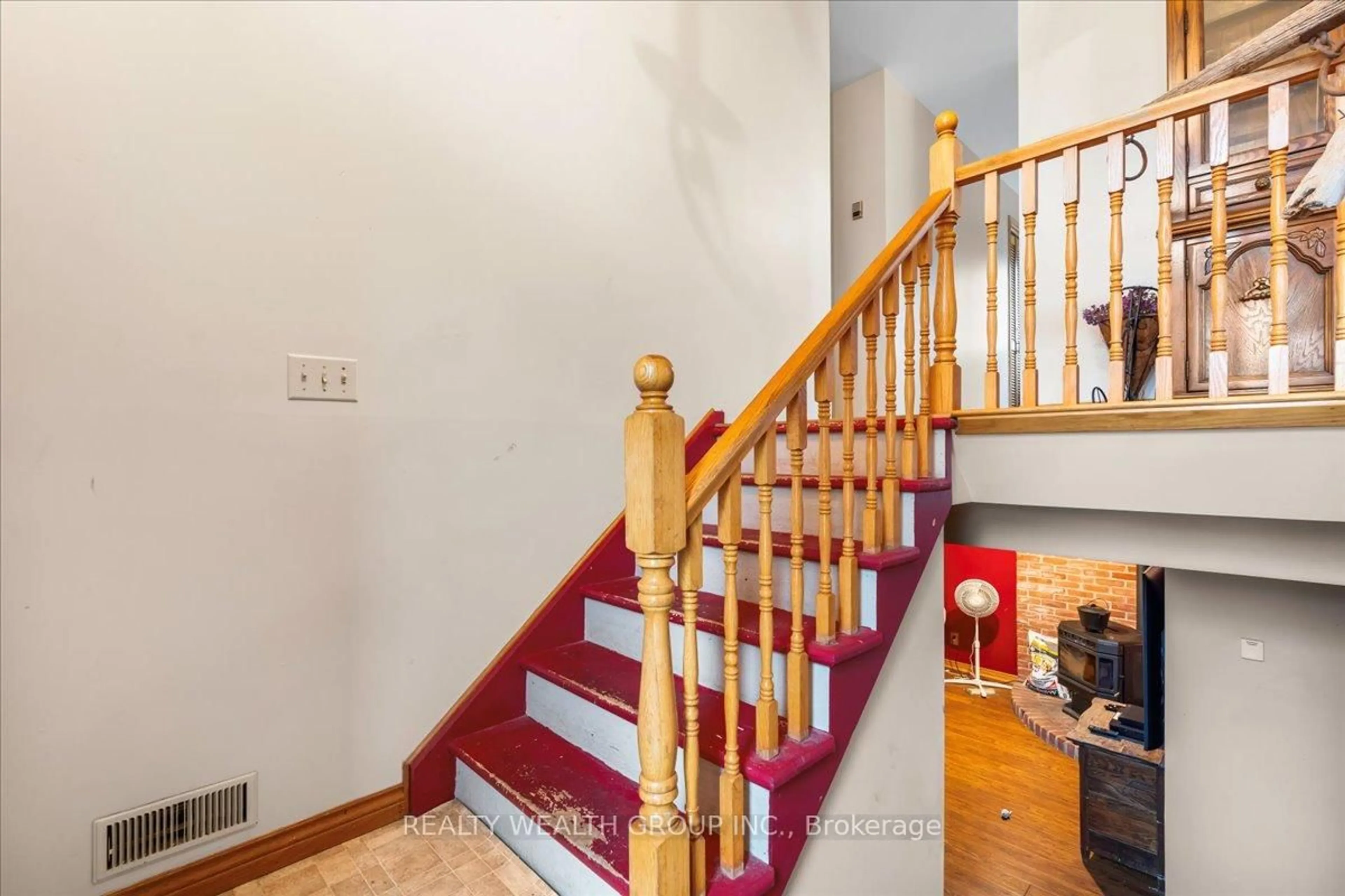Indoor foyer for 72 Halloway Rd, Stirling Ontario K0K 3E0
