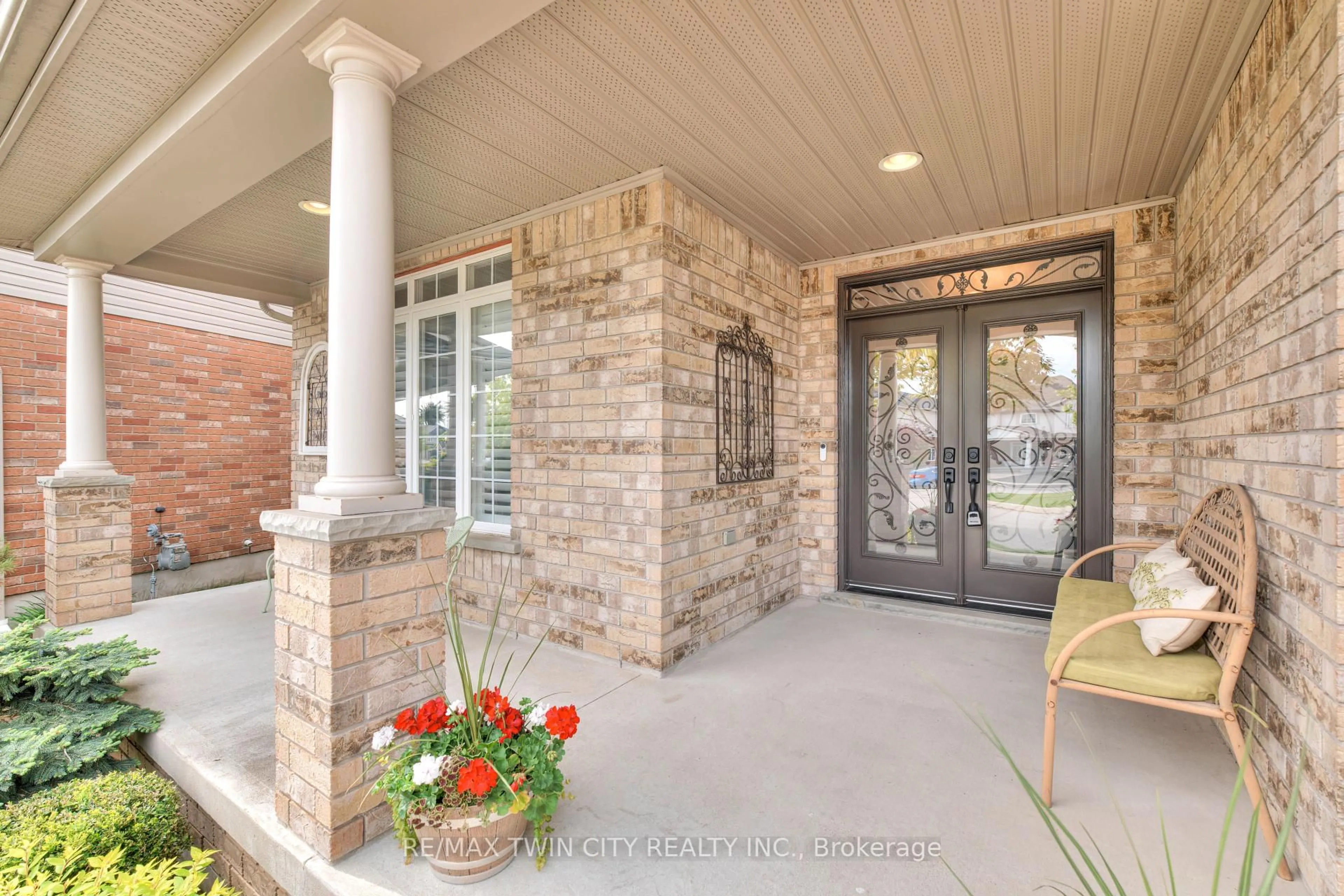 Indoor entryway for 929 Manorbrook Crt, Kitchener Ontario N2P 2Y2