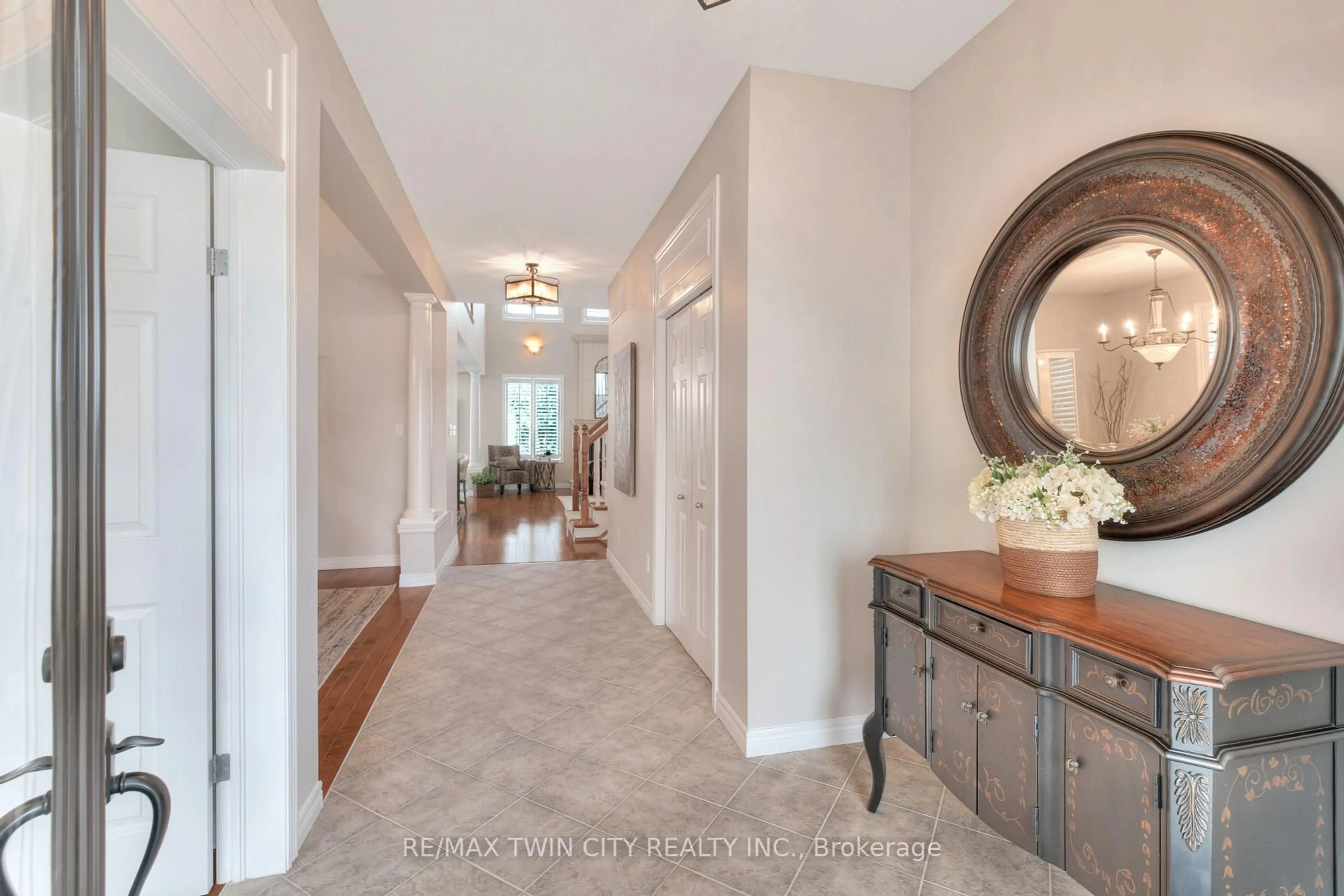 Indoor entryway for 929 Manorbrook Crt, Kitchener Ontario N2P 2Y2