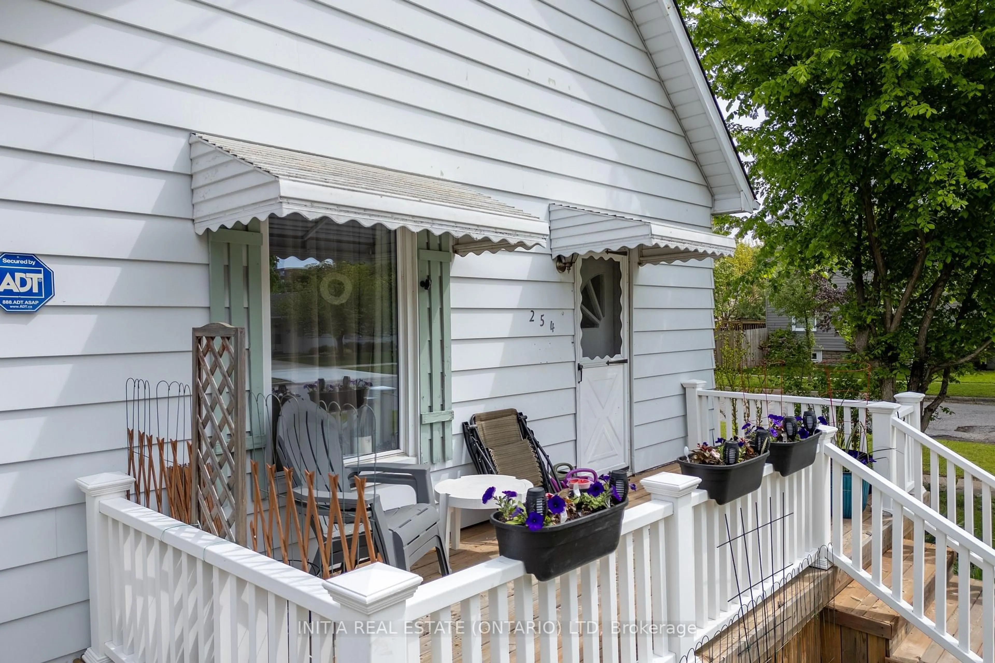 Patio, street for 254 Durand St, Sarnia Ontario N7T 5A3