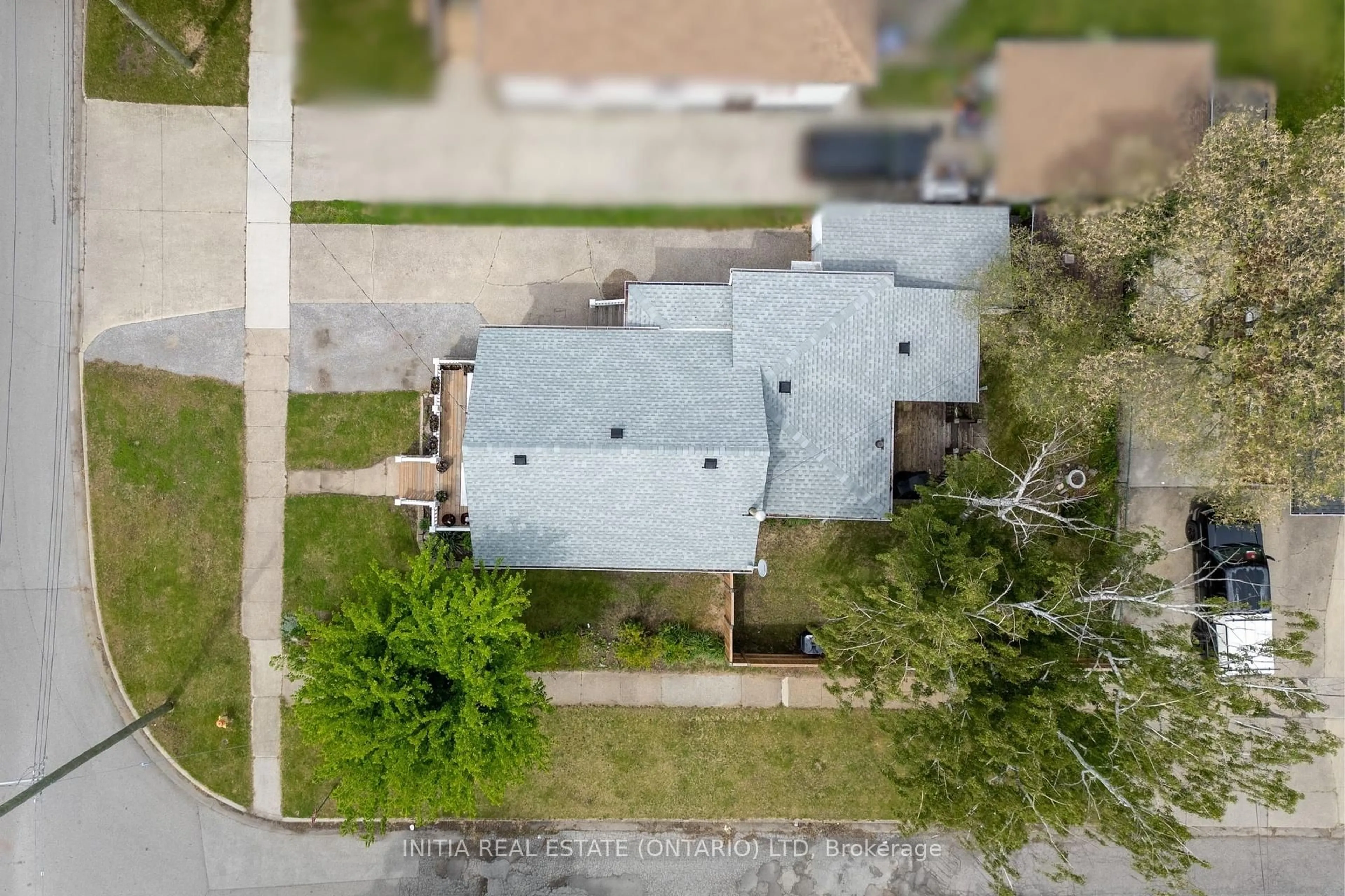 A pic from outside/outdoor area/front of a property/back of a property/a pic from drone, street for 254 Durand St, Sarnia Ontario N7T 5A3