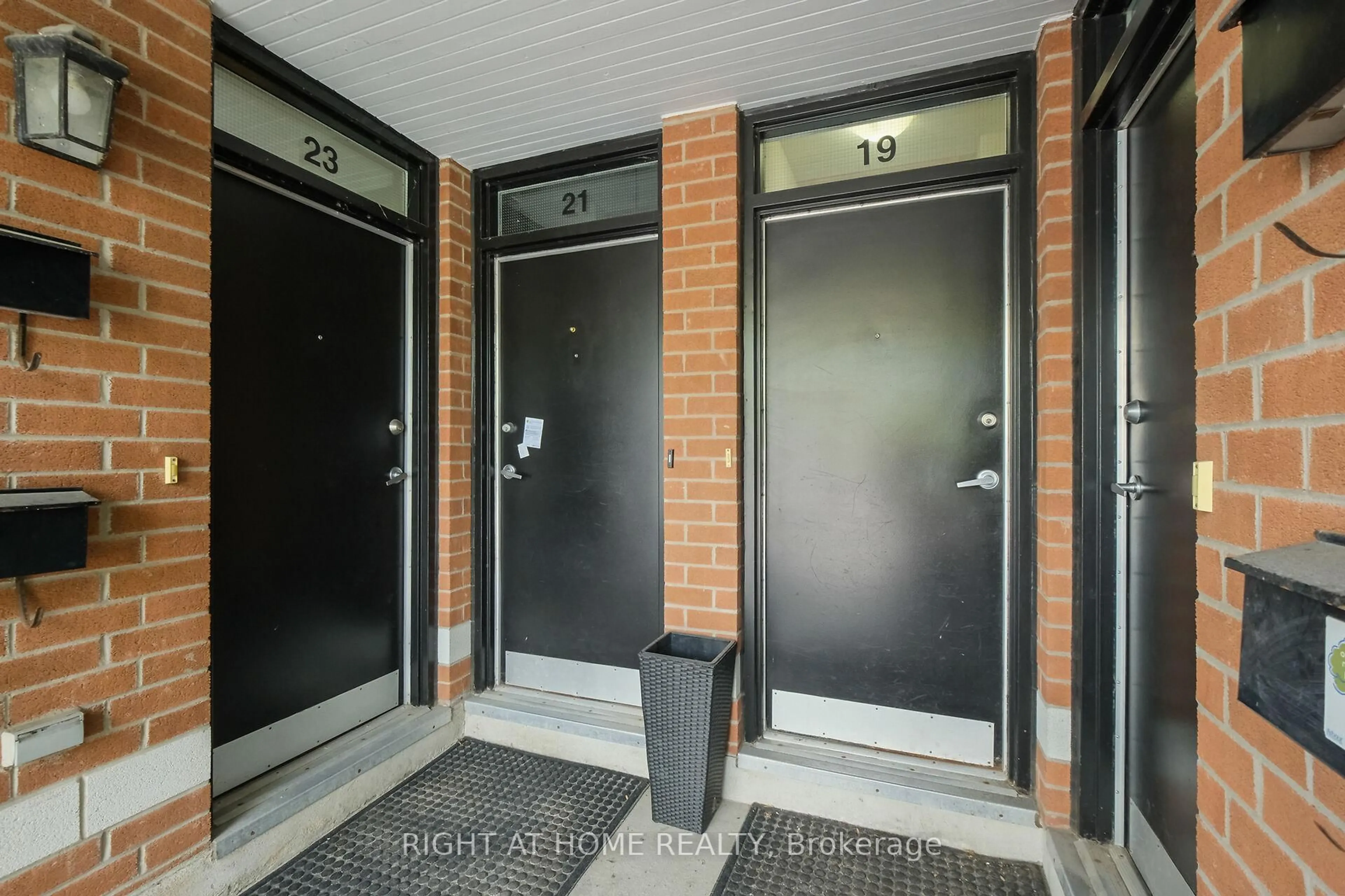 Indoor foyer for 19 Tuscan Private, Ottawa Ontario K1R 1C6