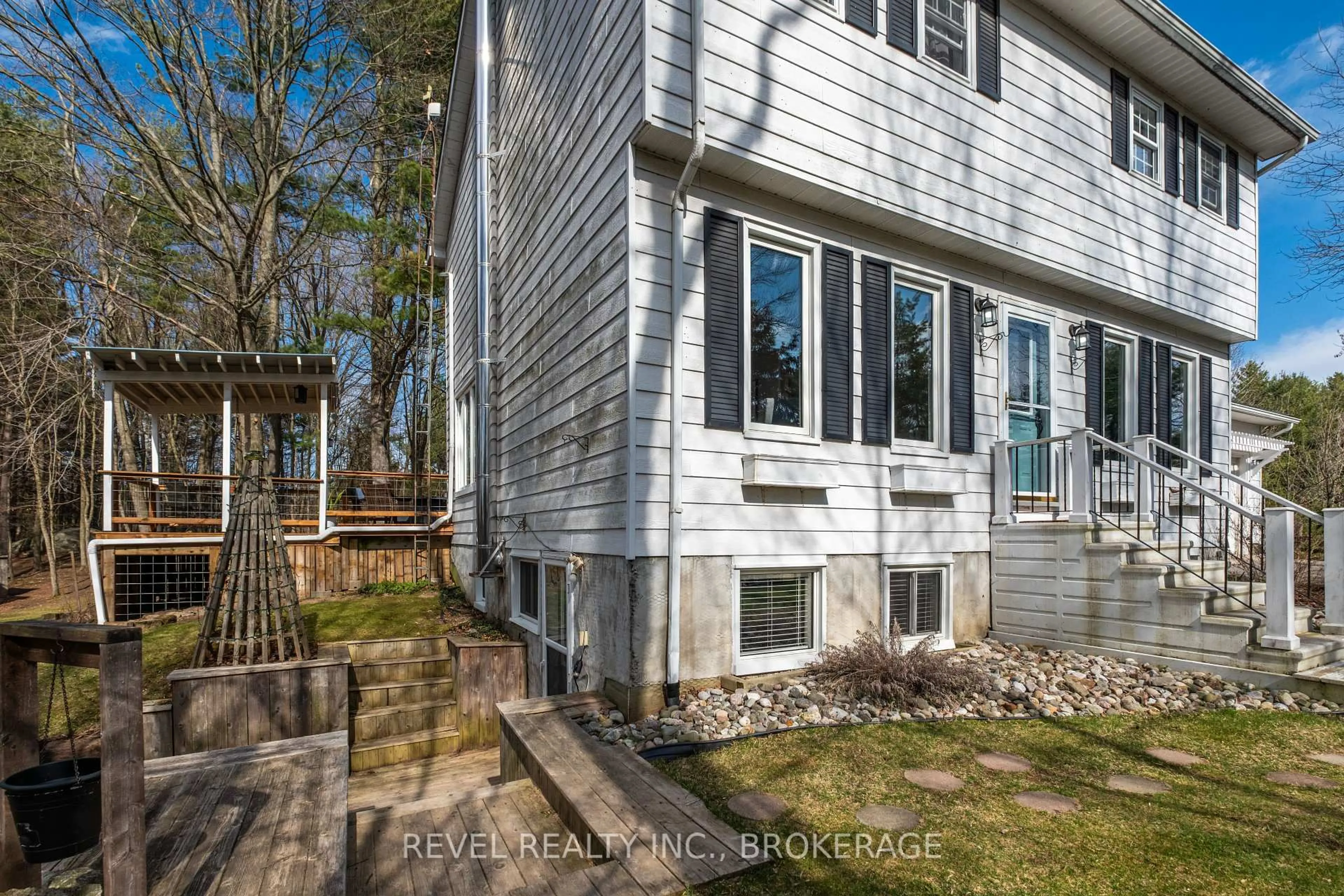 Home with vinyl exterior material, unknown for 7772 Road 38, Godfrey Ontario K0H 1T0