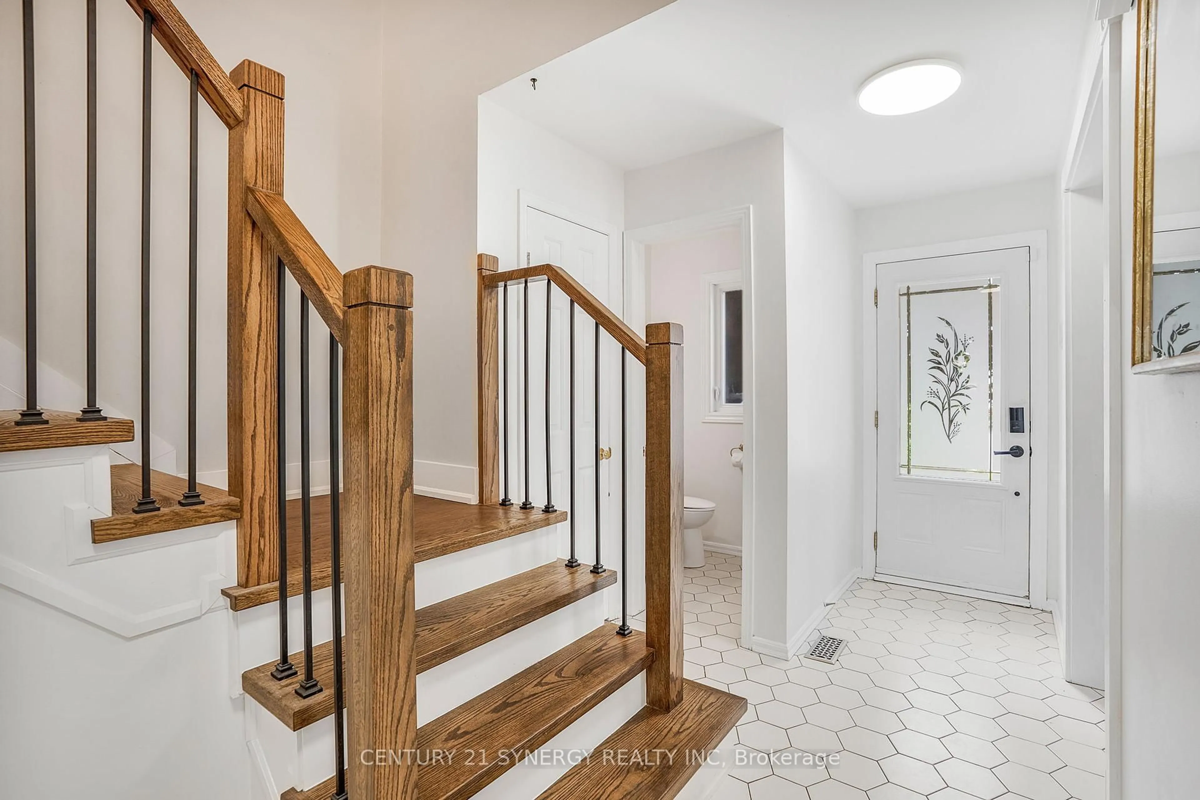 Indoor entryway for 1395 Laurin Cres, Ottawa Ontario K1E 3G9