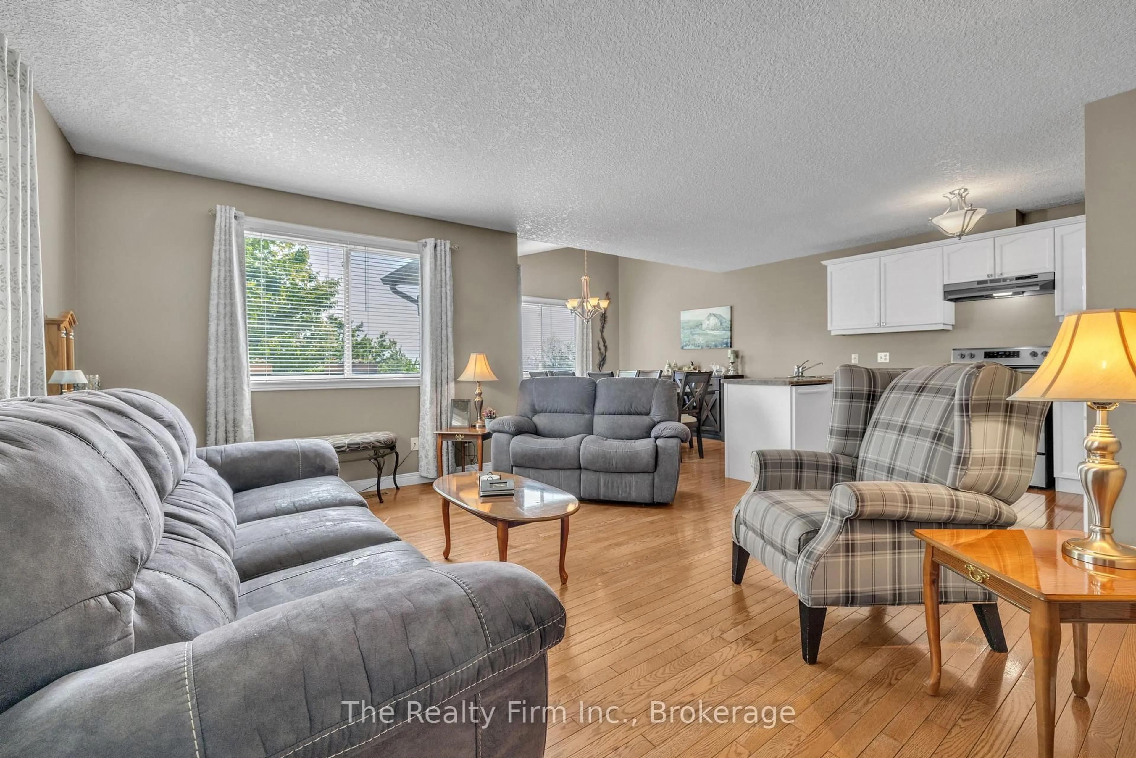 Living room with furniture, unknown for 868 Stonegate Dr, Woodstock Ontario N4V 1G4