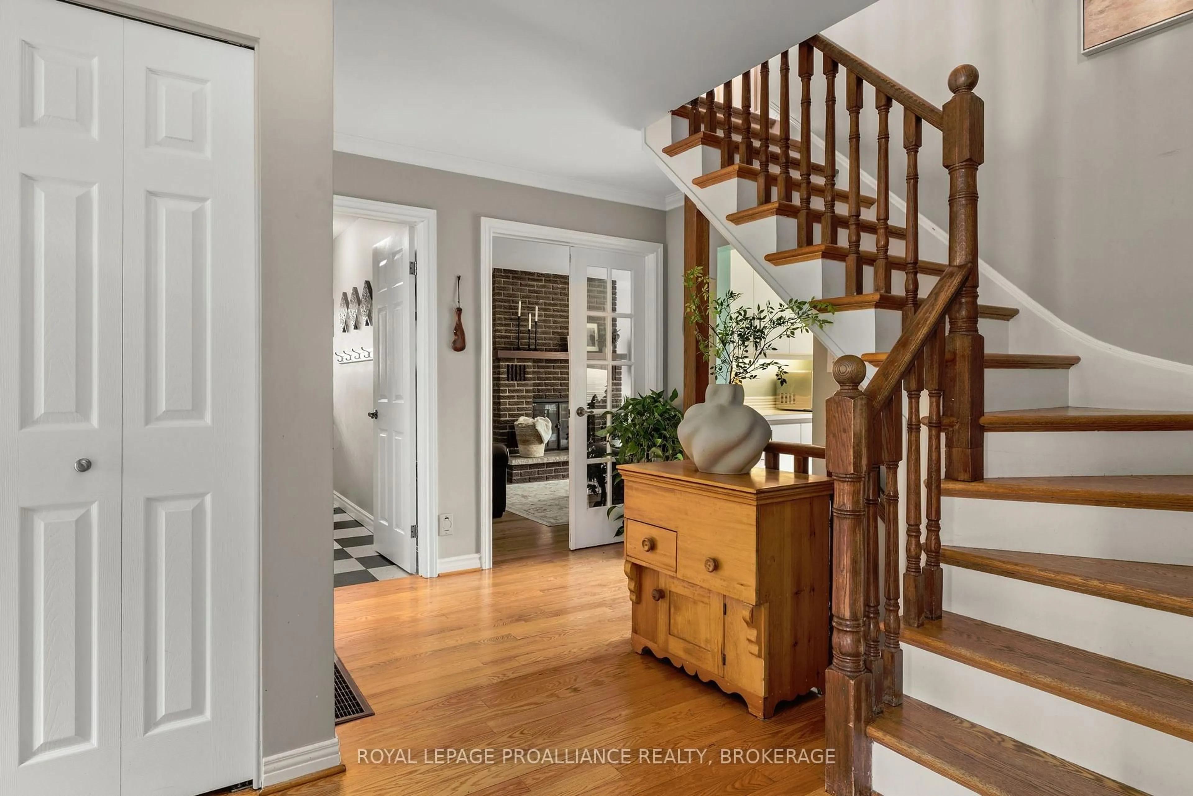 Indoor entryway for 11 Glenwood Crt, Kingston Ontario K7M 7G1