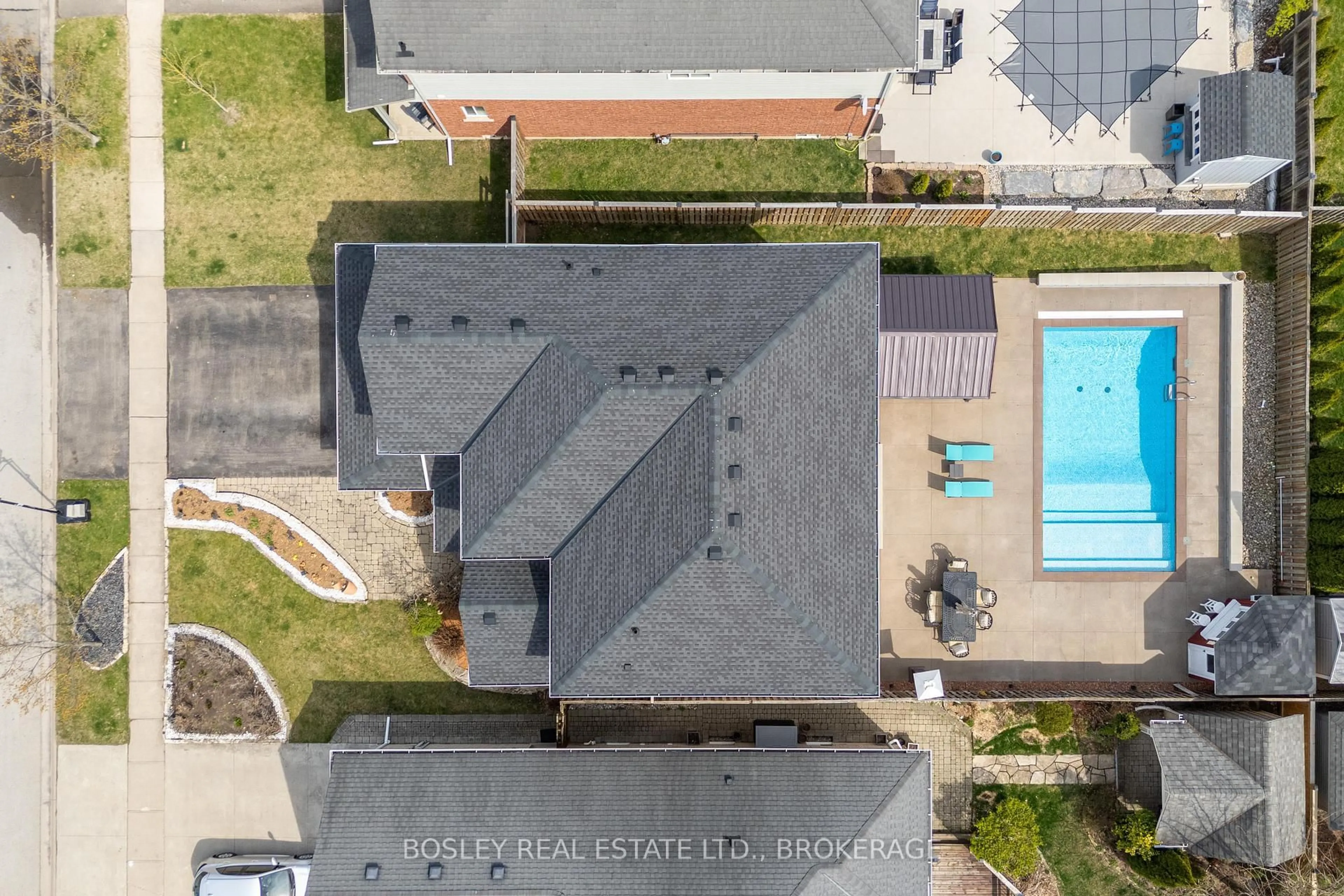 A pic from outside/outdoor area/front of a property/back of a property/a pic from drone, unknown for 8 Damson St, St. Catharines Ontario L2S 4B2