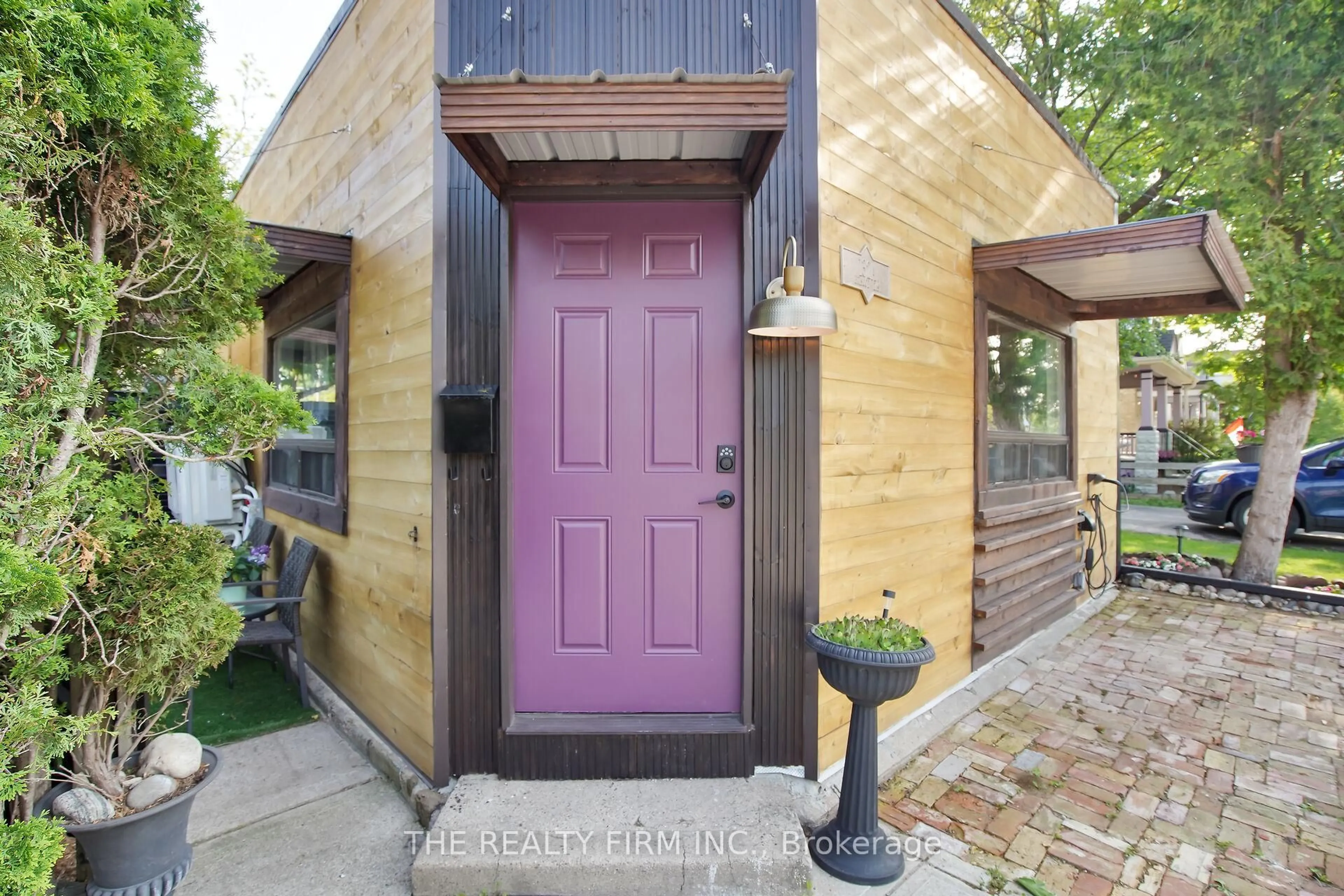 Indoor entryway for 132 Briscoe St, London South Ontario N6C 1X3