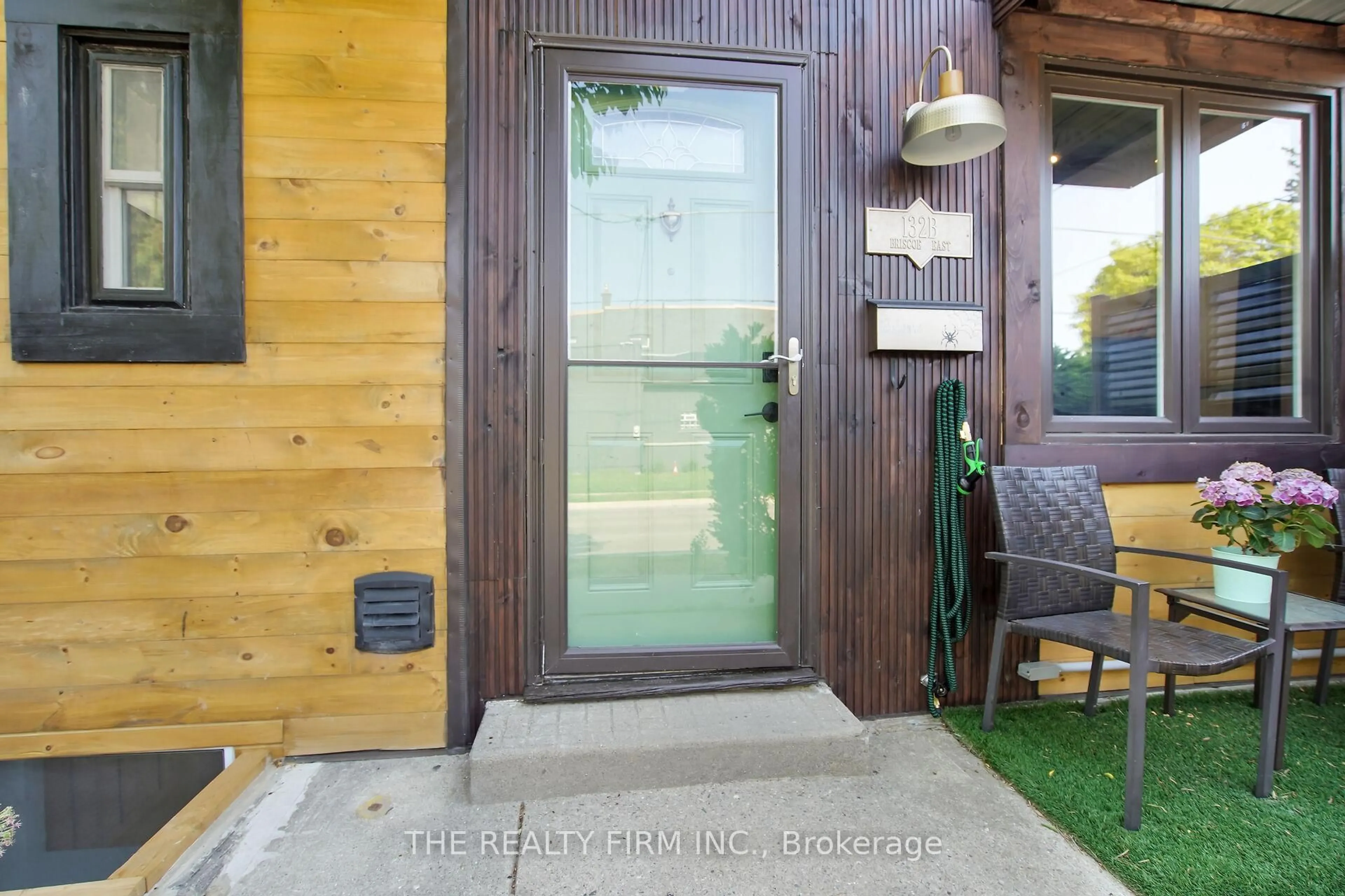 Indoor entryway for 132 Briscoe St, London South Ontario N6C 1X3