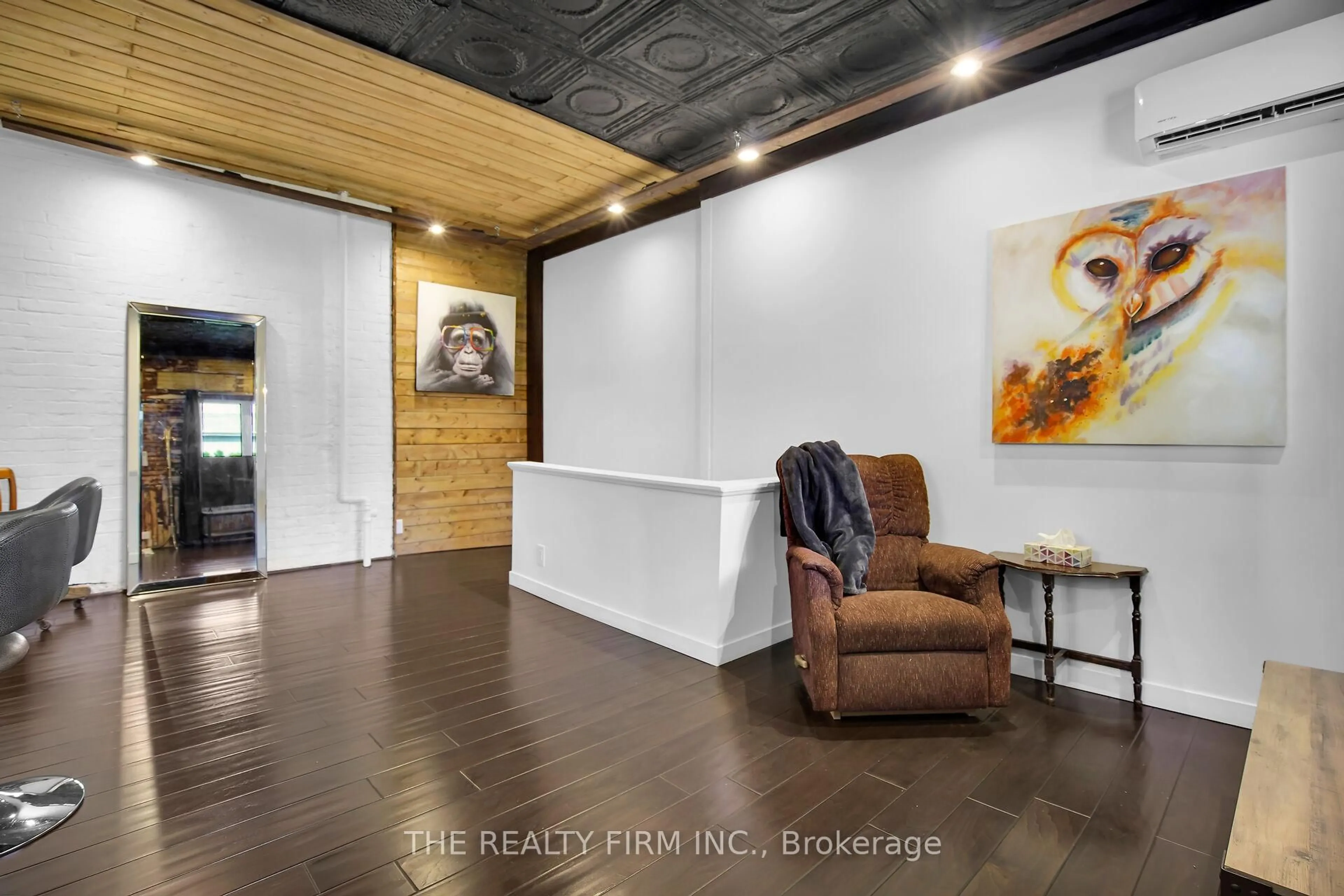 Indoor entryway for 132 Briscoe St, London South Ontario N6C 1X3