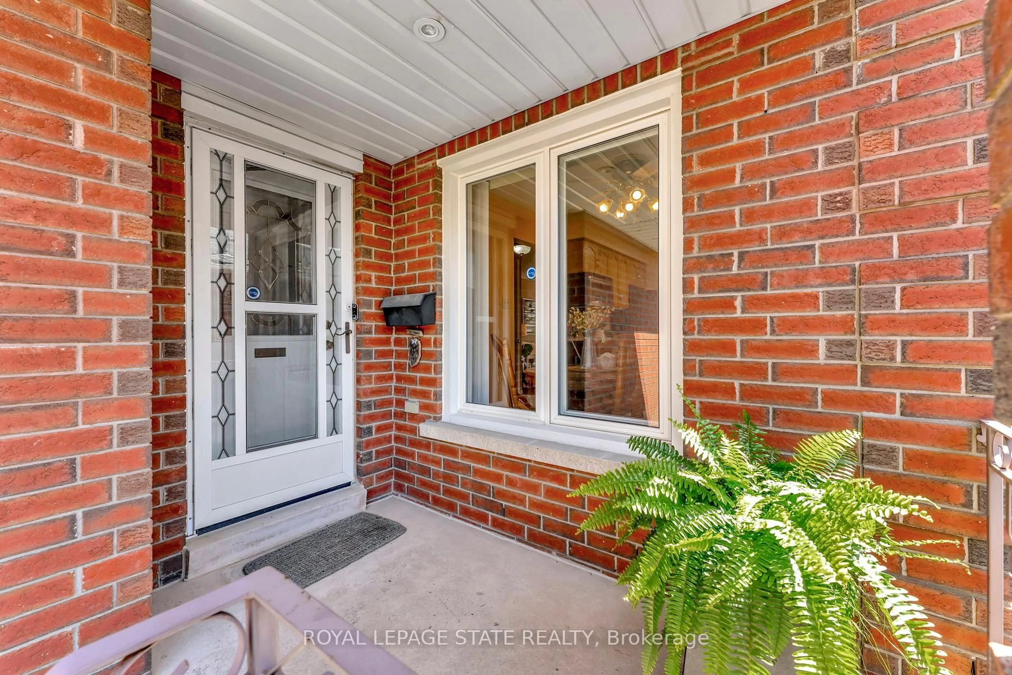 Indoor entryway for 50 Ossington Dr, Hamilton Ontario L8W 3S4