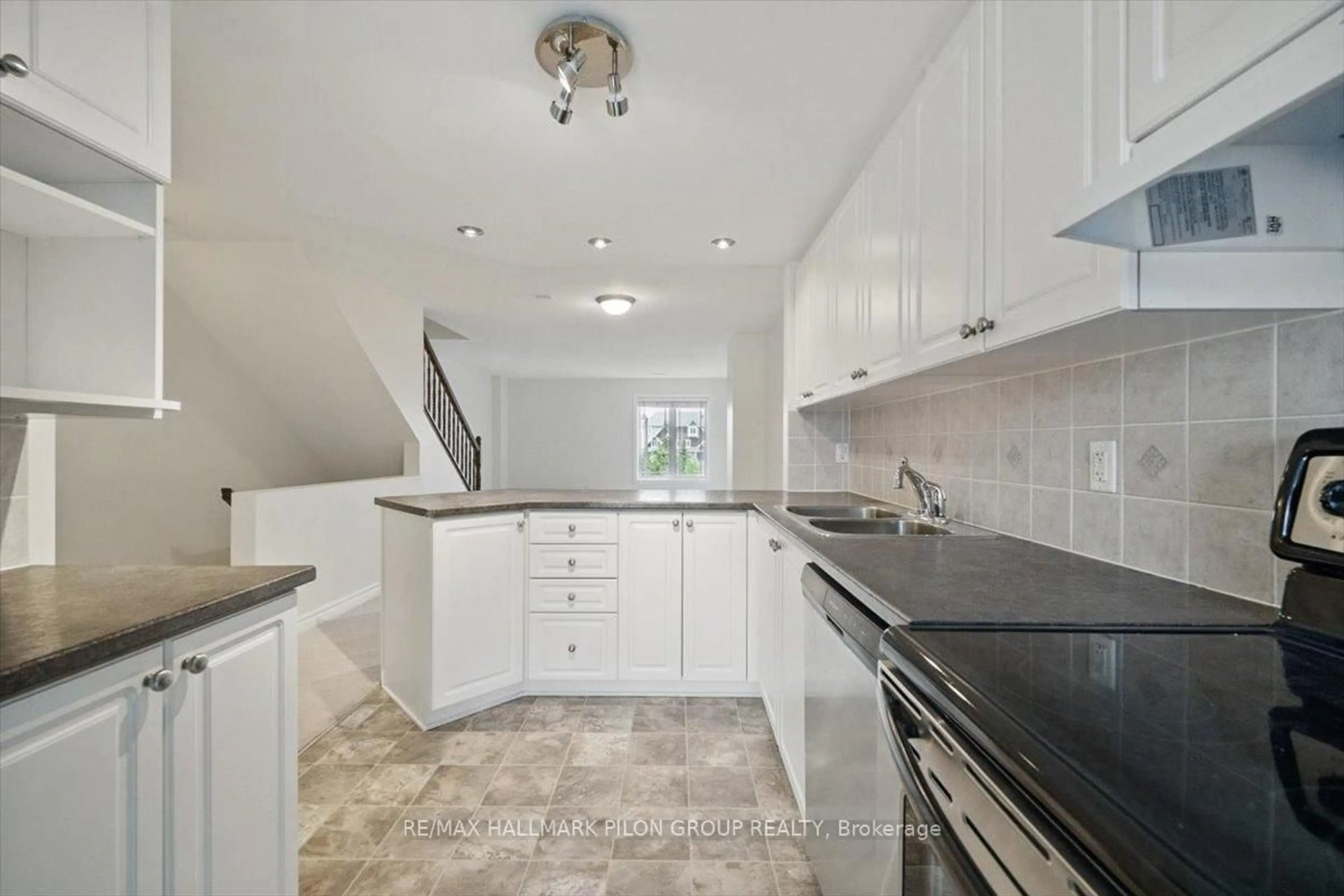 Standard kitchen, ceramic/tile floor for 635 Lakeridge Dr, Ottawa Ontario K4A 0H4