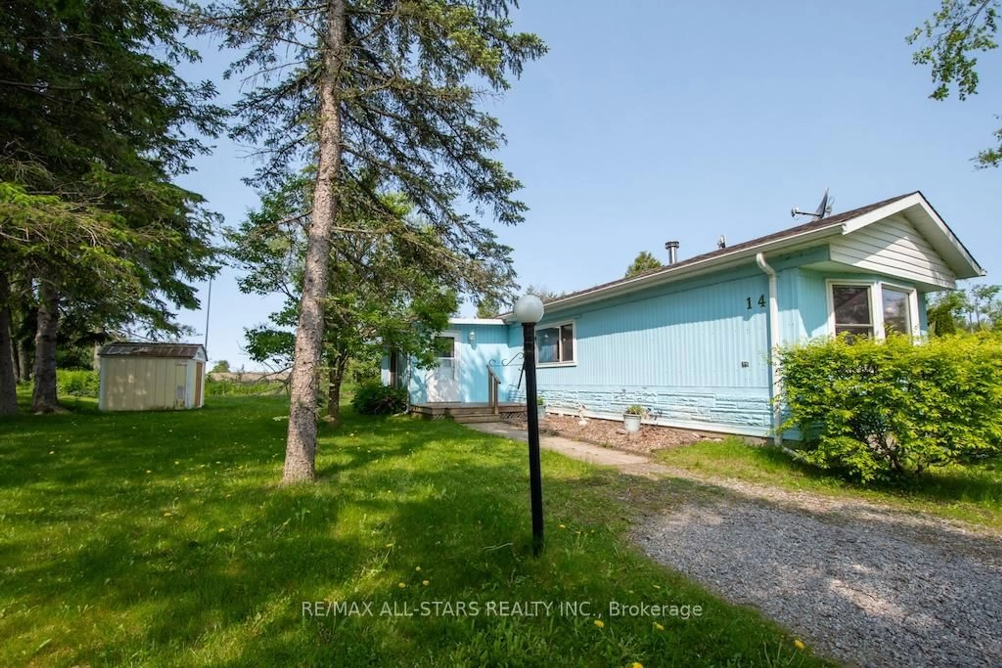 A pic from outside/outdoor area/front of a property/back of a property/a pic from drone, street for 14 Hill St, Kawartha Lakes Ontario K9V 4R1