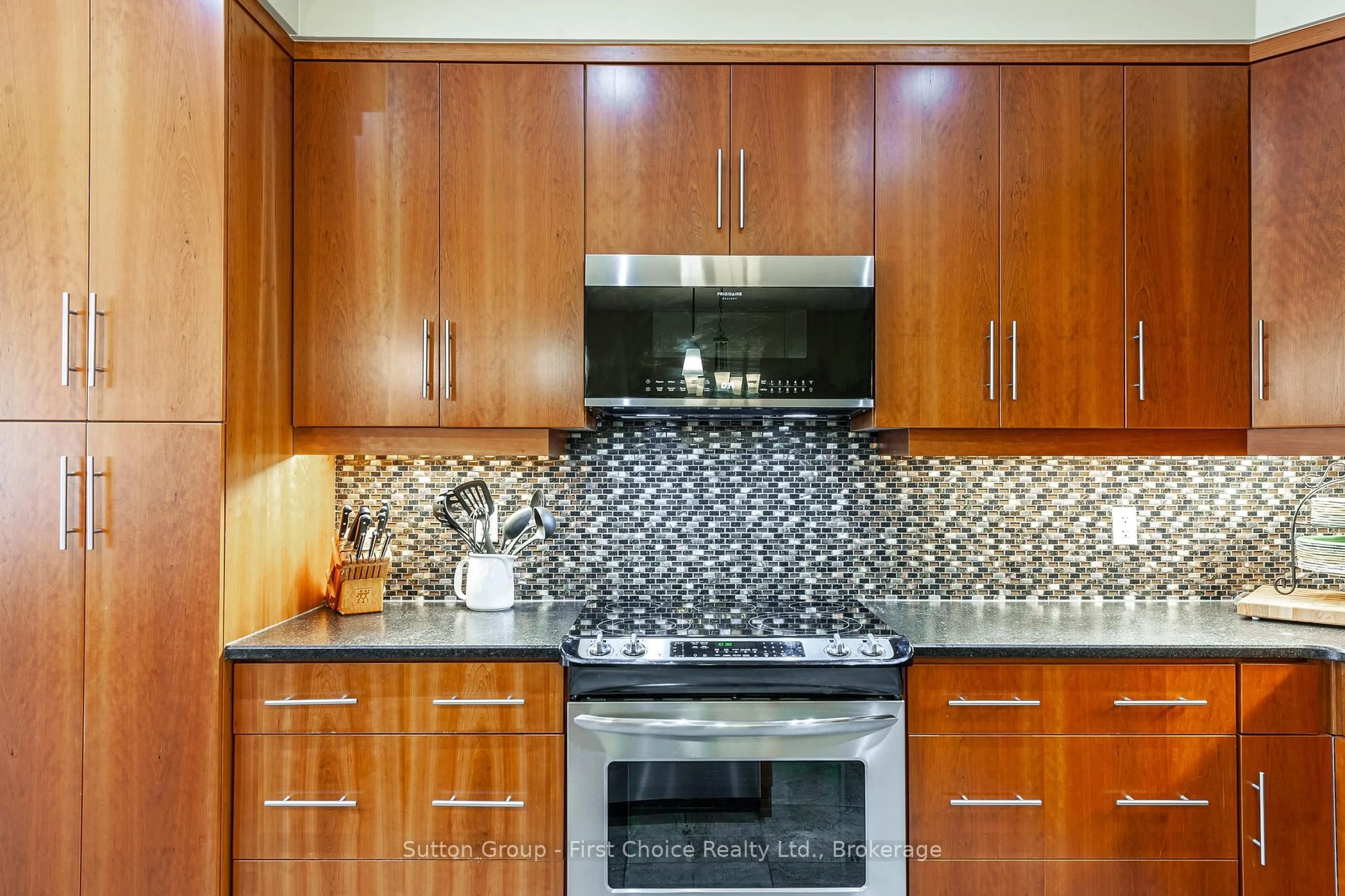 Standard kitchen, ceramic/tile floor for 138 Oak Park Dr, Waterloo Ontario N2K 0B3
