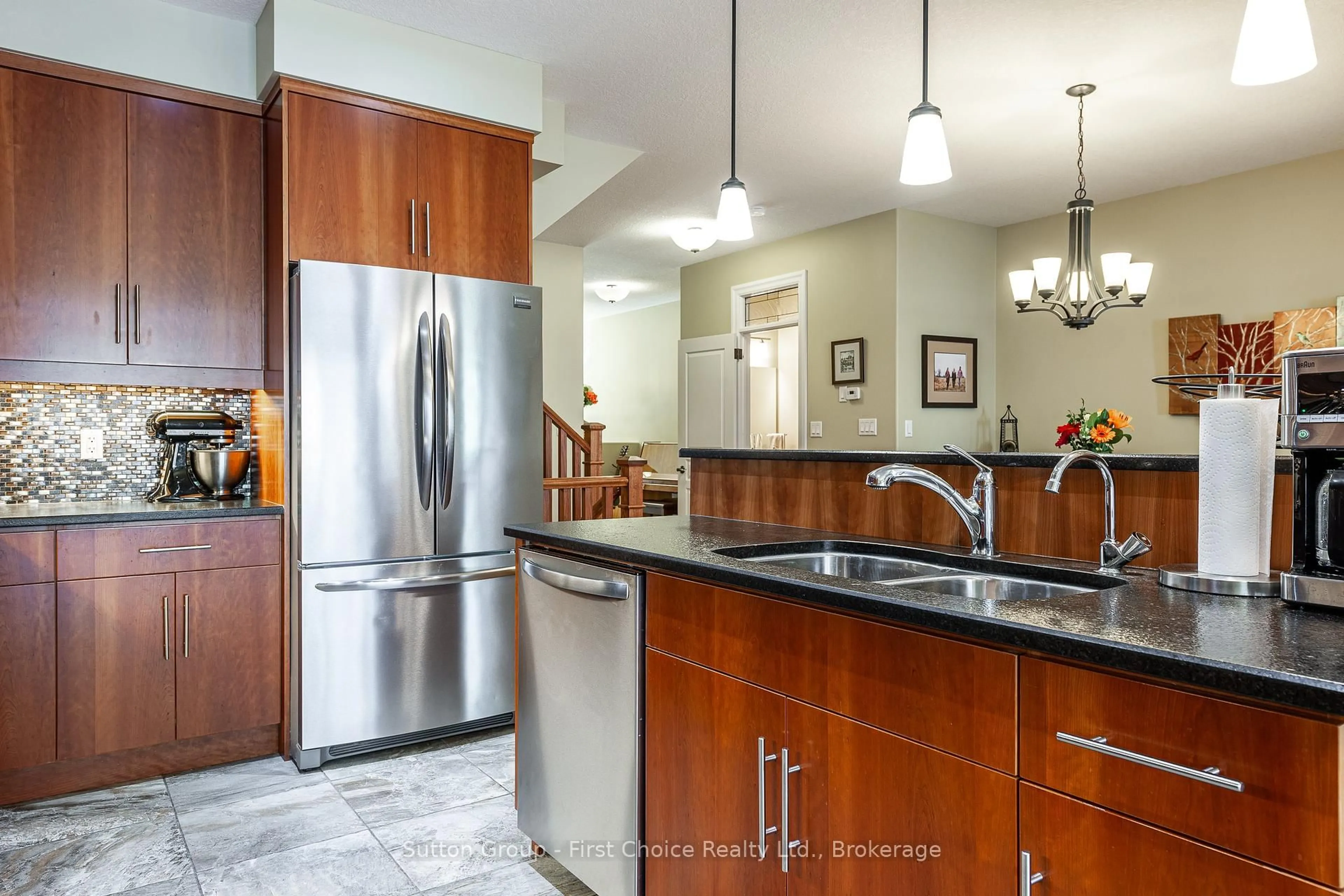 Open concept kitchen, ceramic/tile floor for 138 Oak Park Dr, Waterloo Ontario N2K 0B3