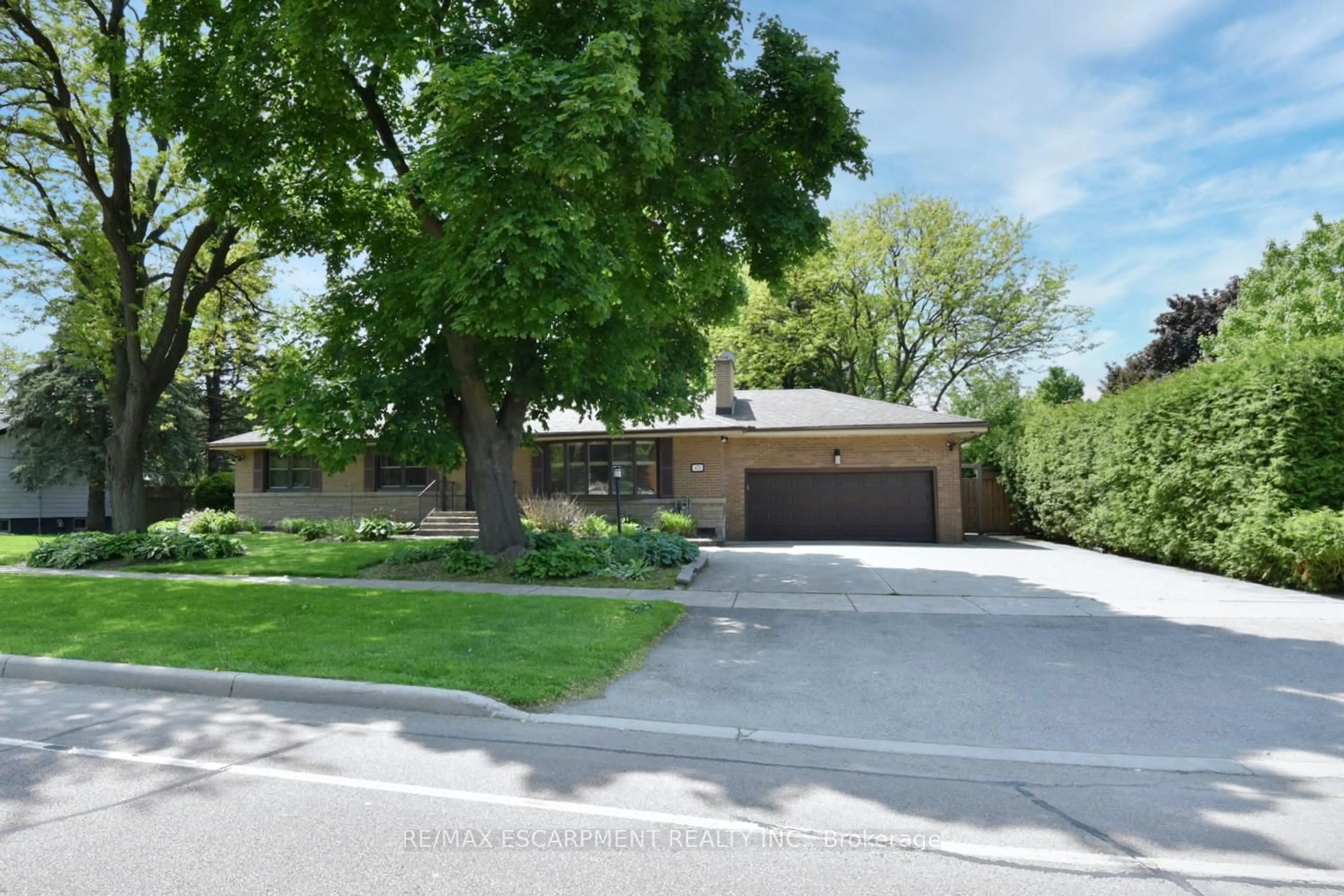 A pic from outside/outdoor area/front of a property/back of a property/a pic from drone, street for 471 Stone Church Rd, Hamilton Ontario L9B 1R7