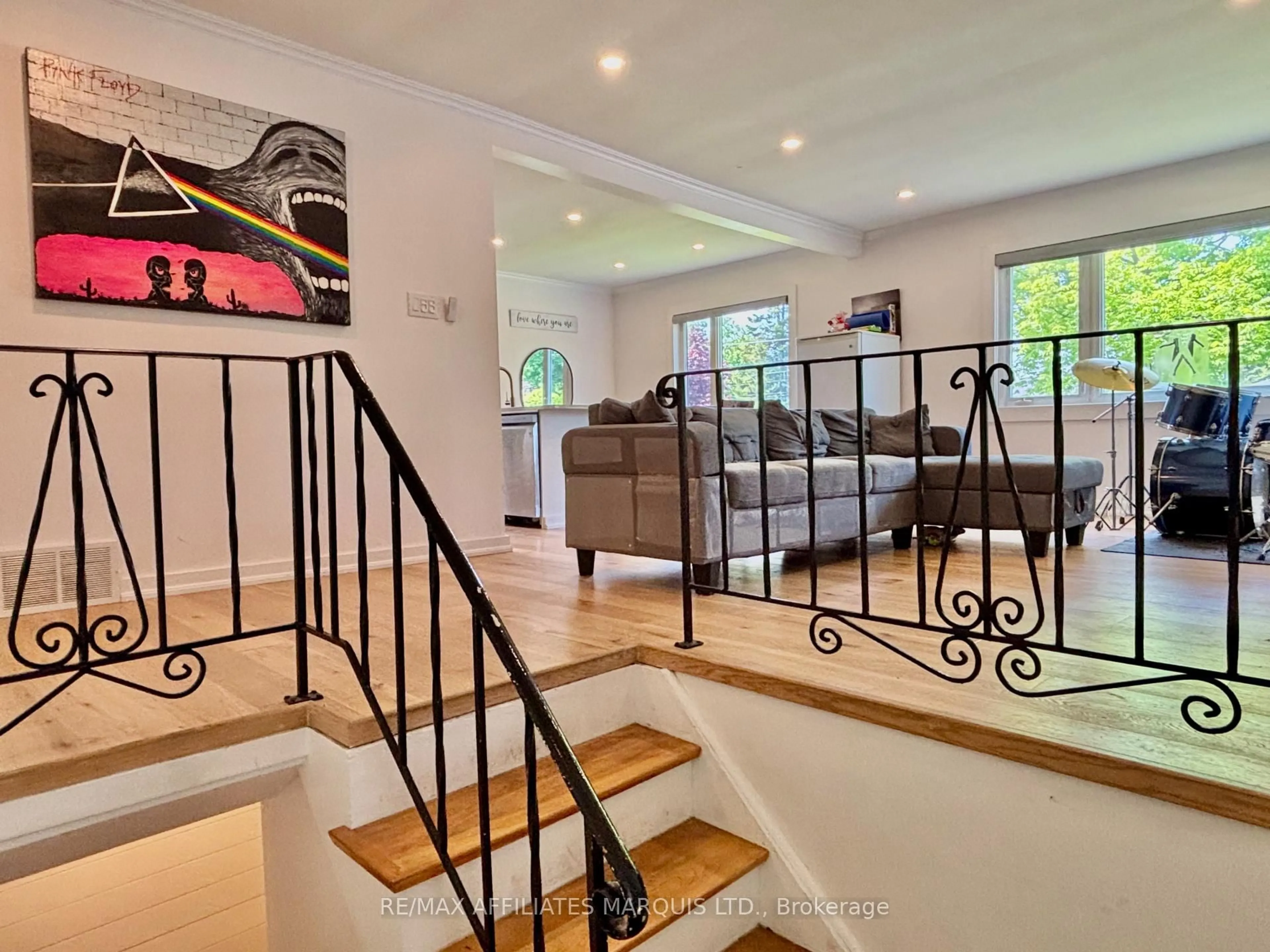 Indoor foyer for 407 Susan Ave, Cornwall Ontario K6J 2E1