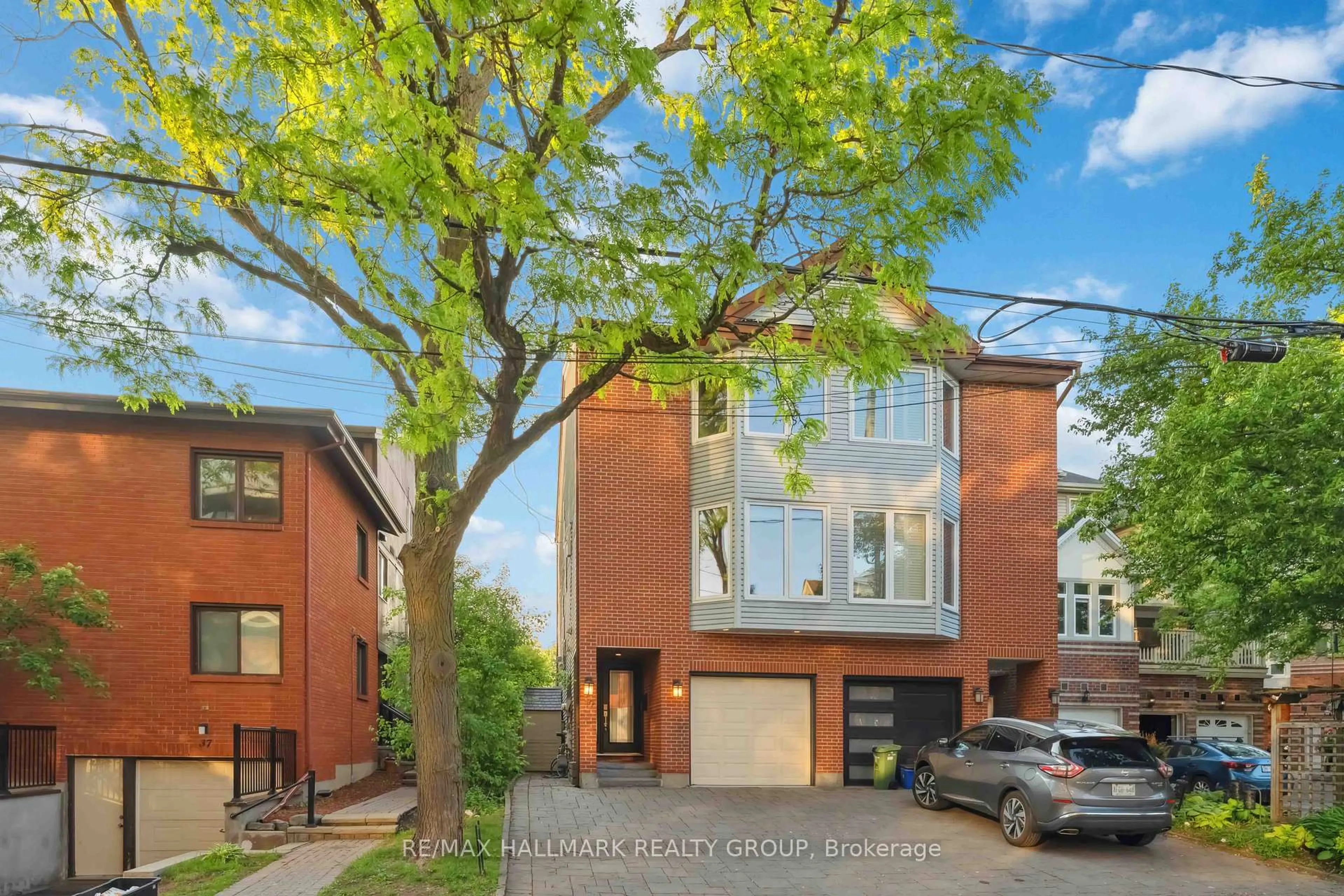 Home with brick exterior material, street for 39 Robinson Ave, Ottawa Ontario K1N 8N8
