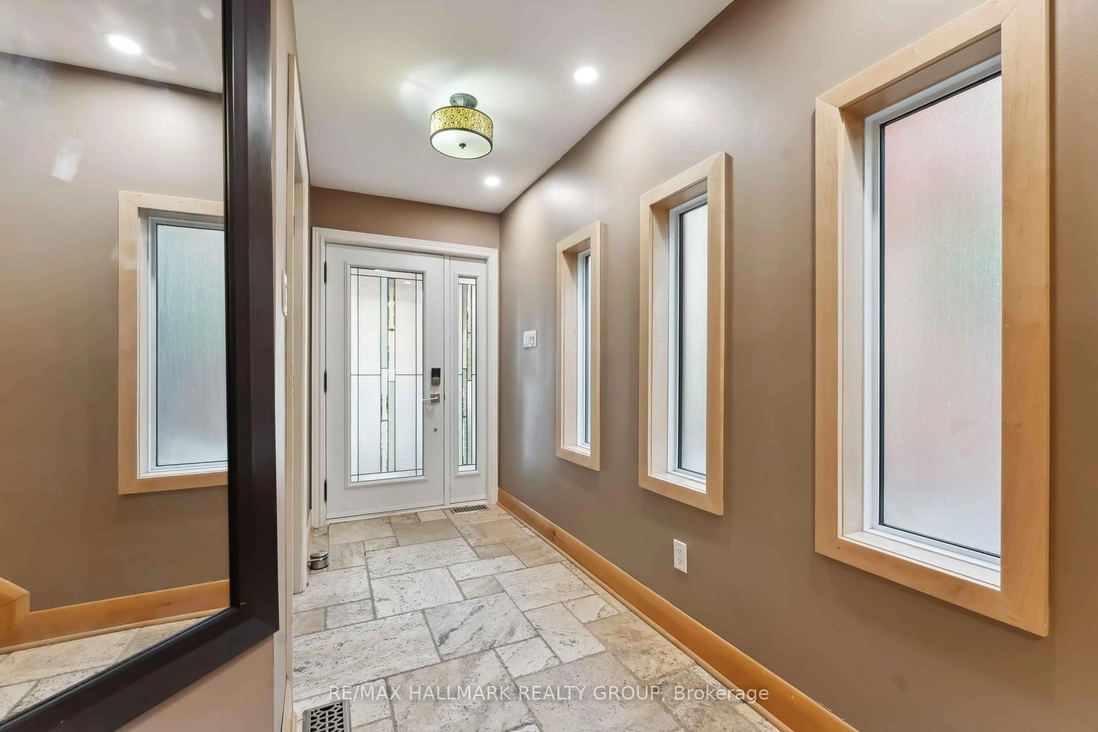Indoor entryway for 39 Robinson Ave, Ottawa Ontario K1N 8N8
