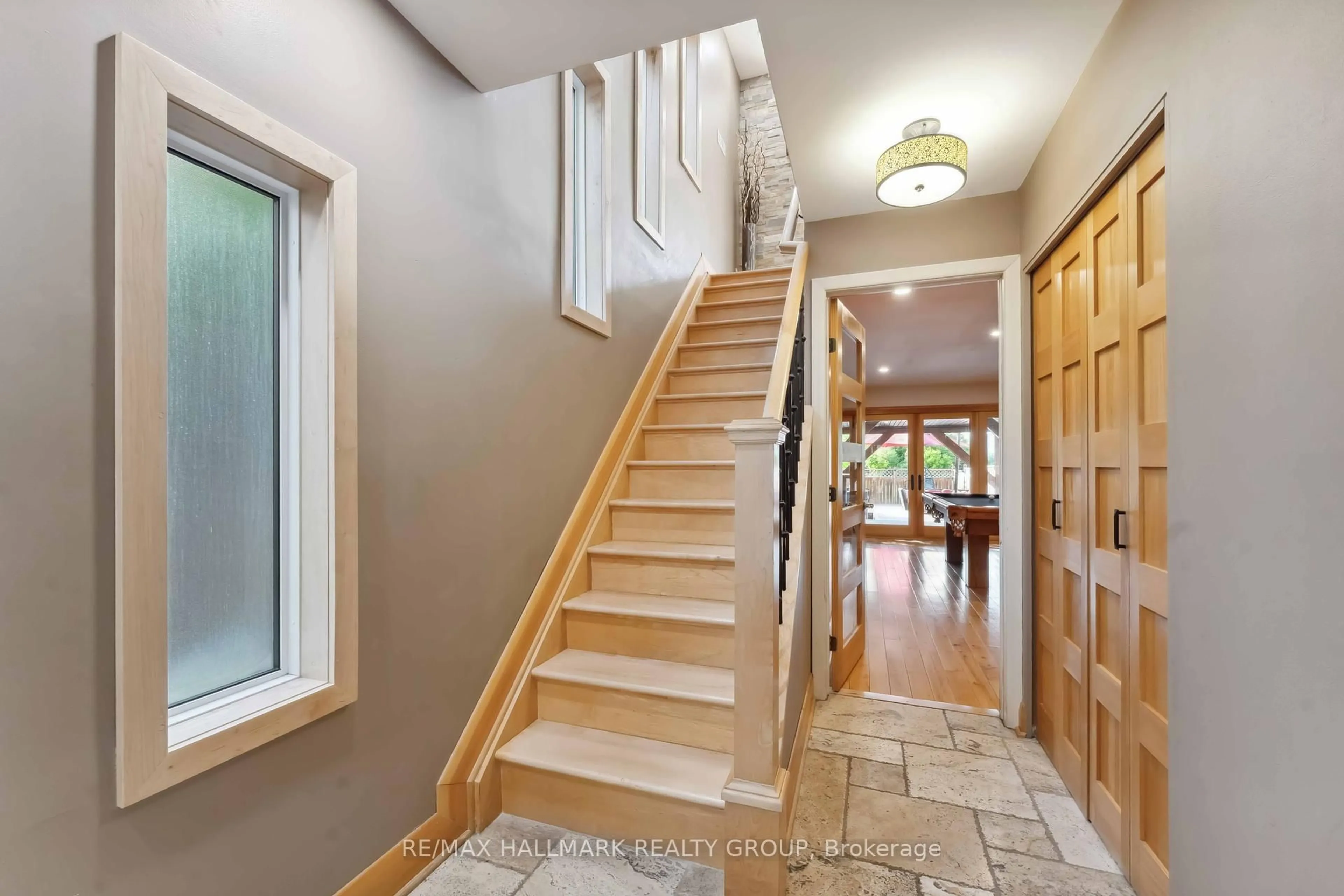 Indoor entryway for 39 Robinson Ave, Ottawa Ontario K1N 8N8