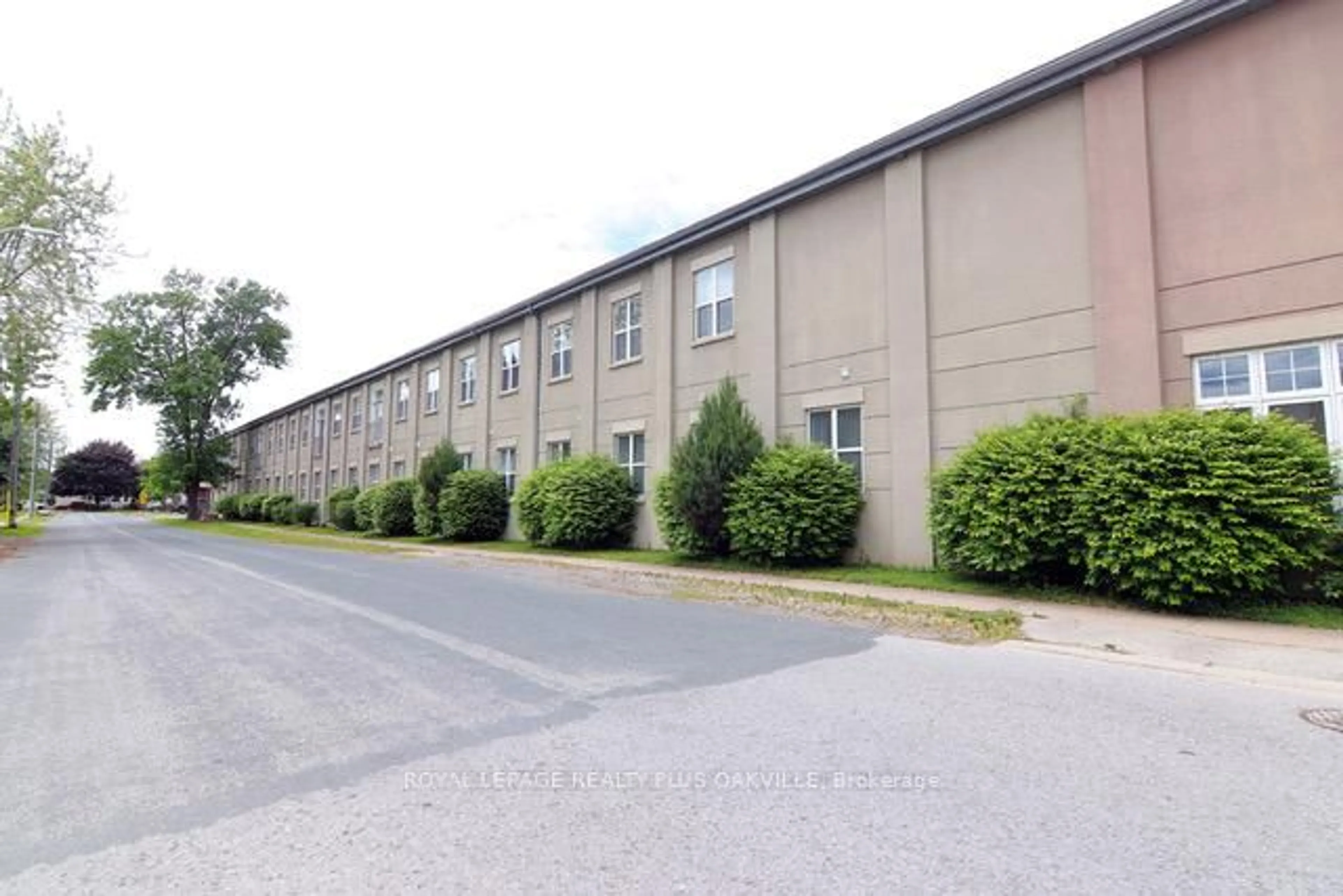 Patio, building for 6365 Drummond Rd #110, Niagara Falls Ontario L2G 4N1