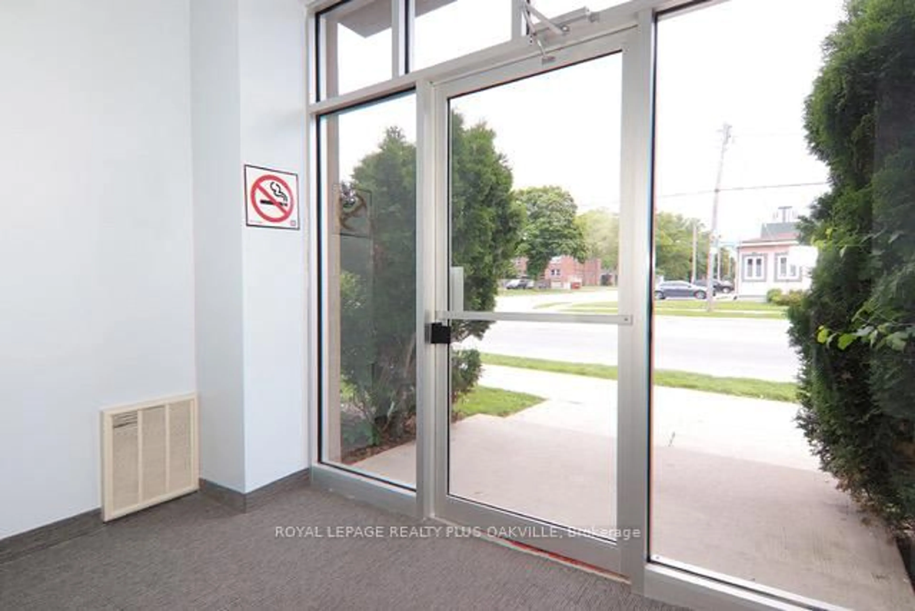 Indoor foyer for 6365 Drummond Rd #110, Niagara Falls Ontario L2G 4N1