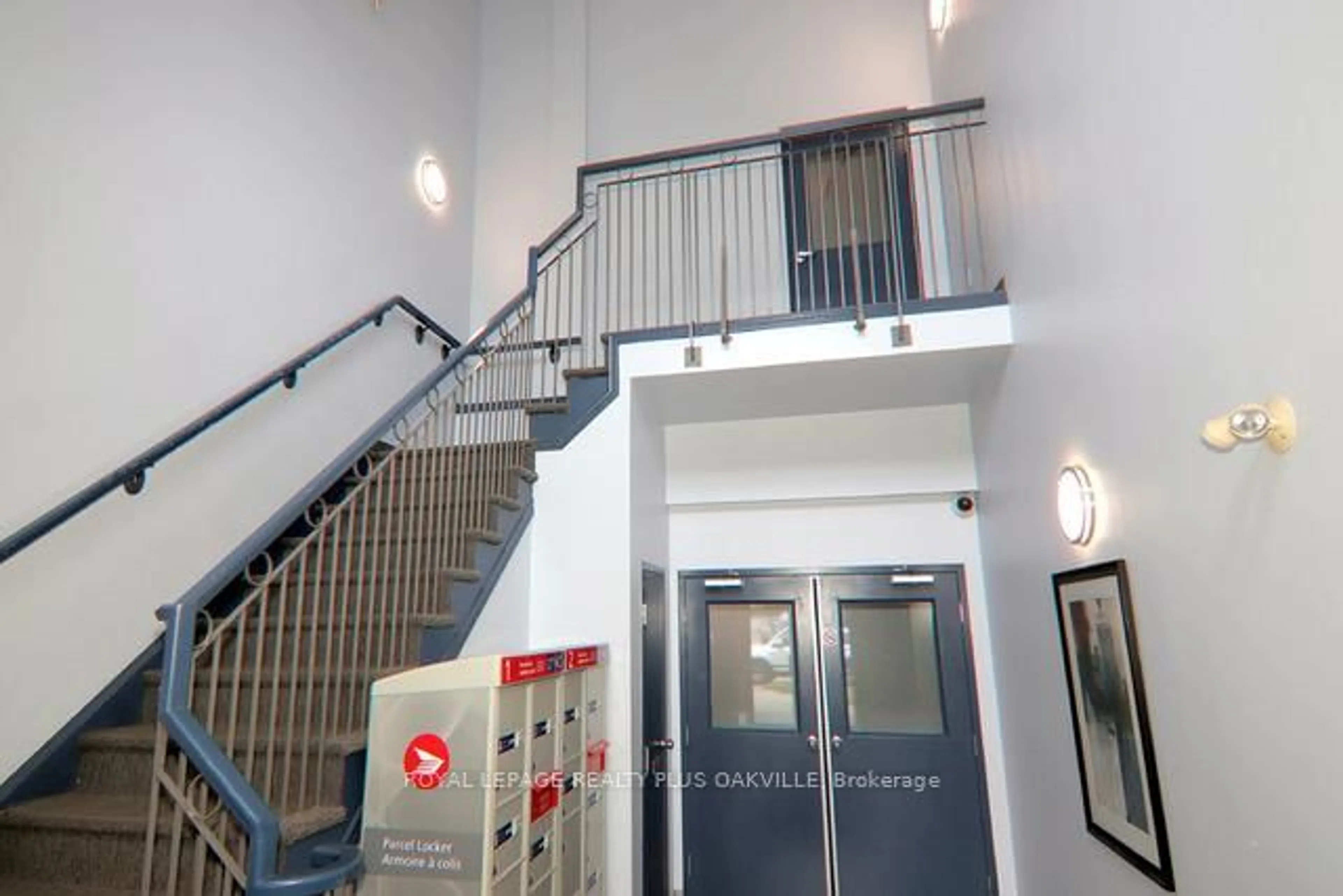 Indoor foyer for 6365 Drummond Rd #110, Niagara Falls Ontario L2G 4N1