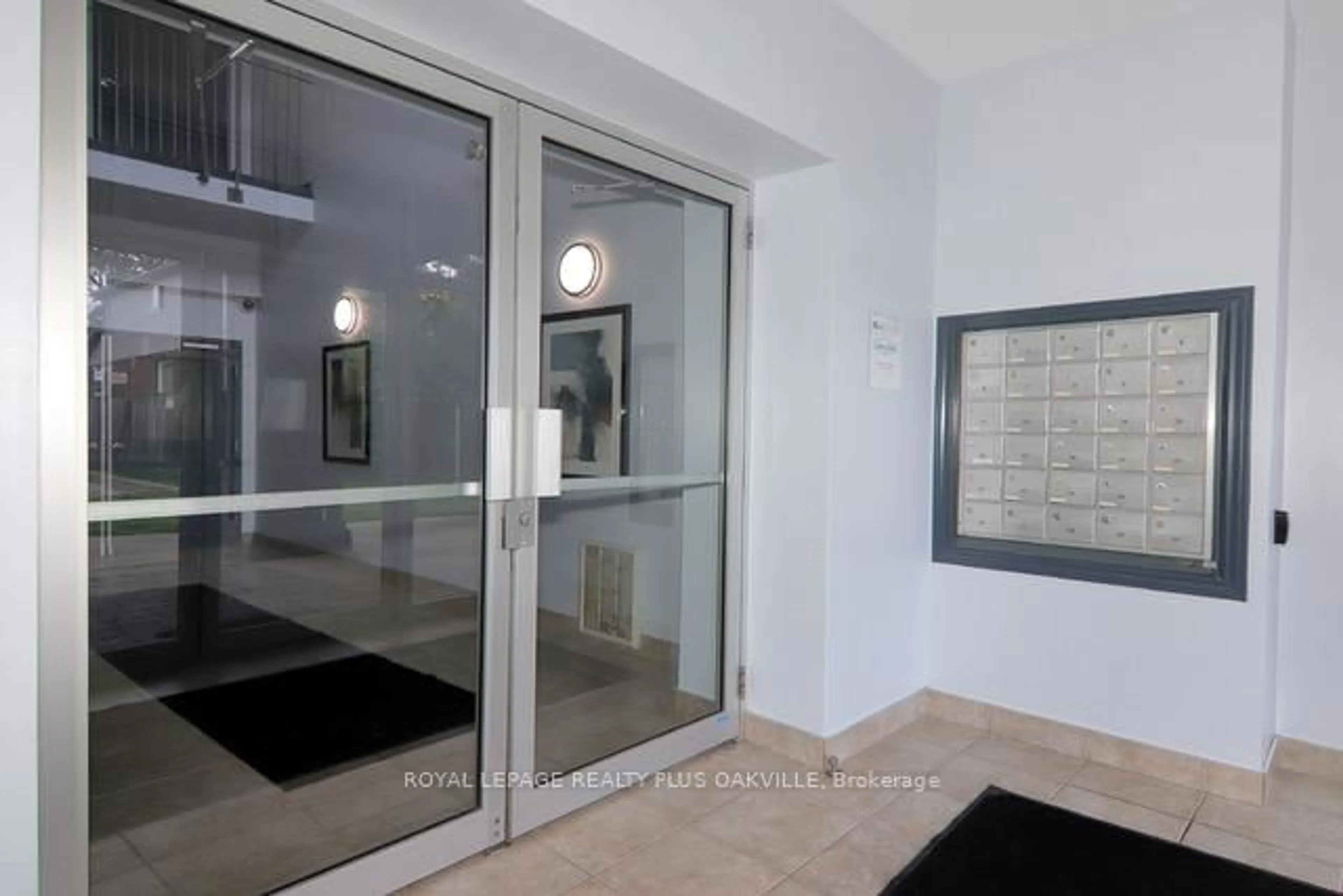 Indoor foyer for 6365 Drummond Rd #110, Niagara Falls Ontario L2G 4N1