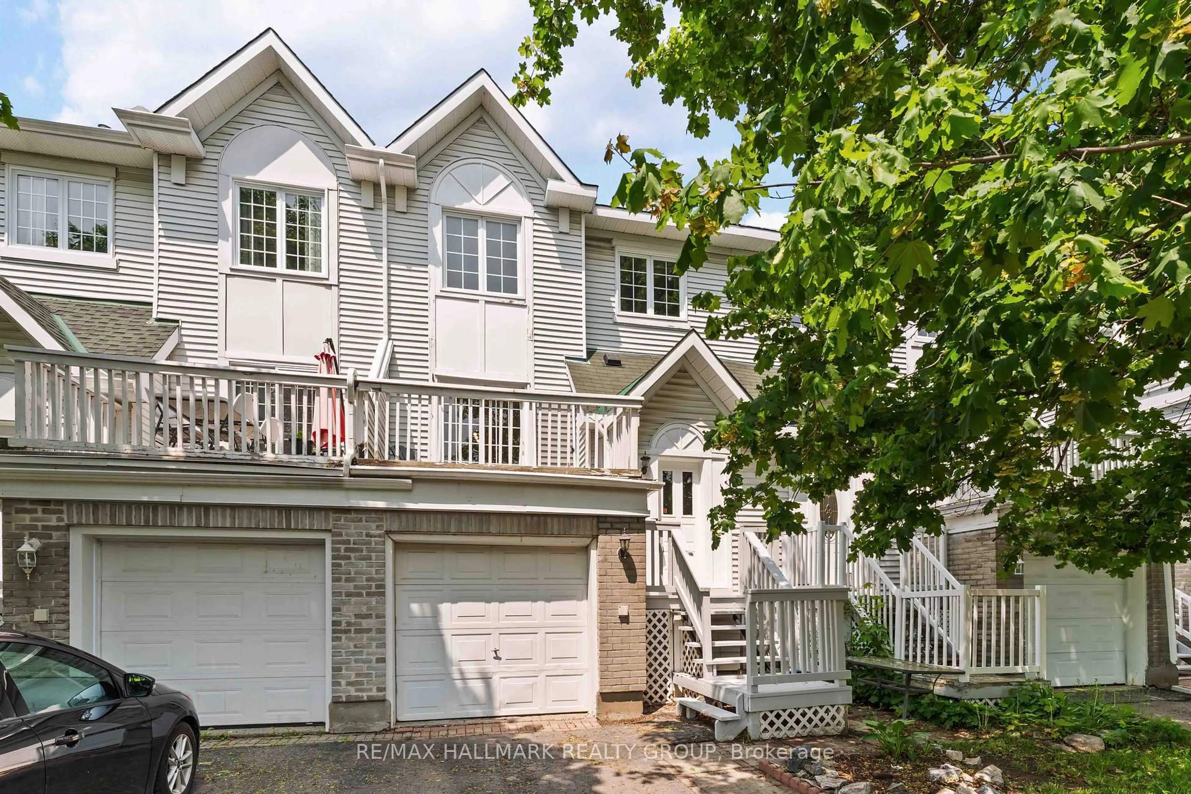 Home with vinyl exterior material, street for 4 Castlegreen Private, Ottawa Ontario K1T 3N2