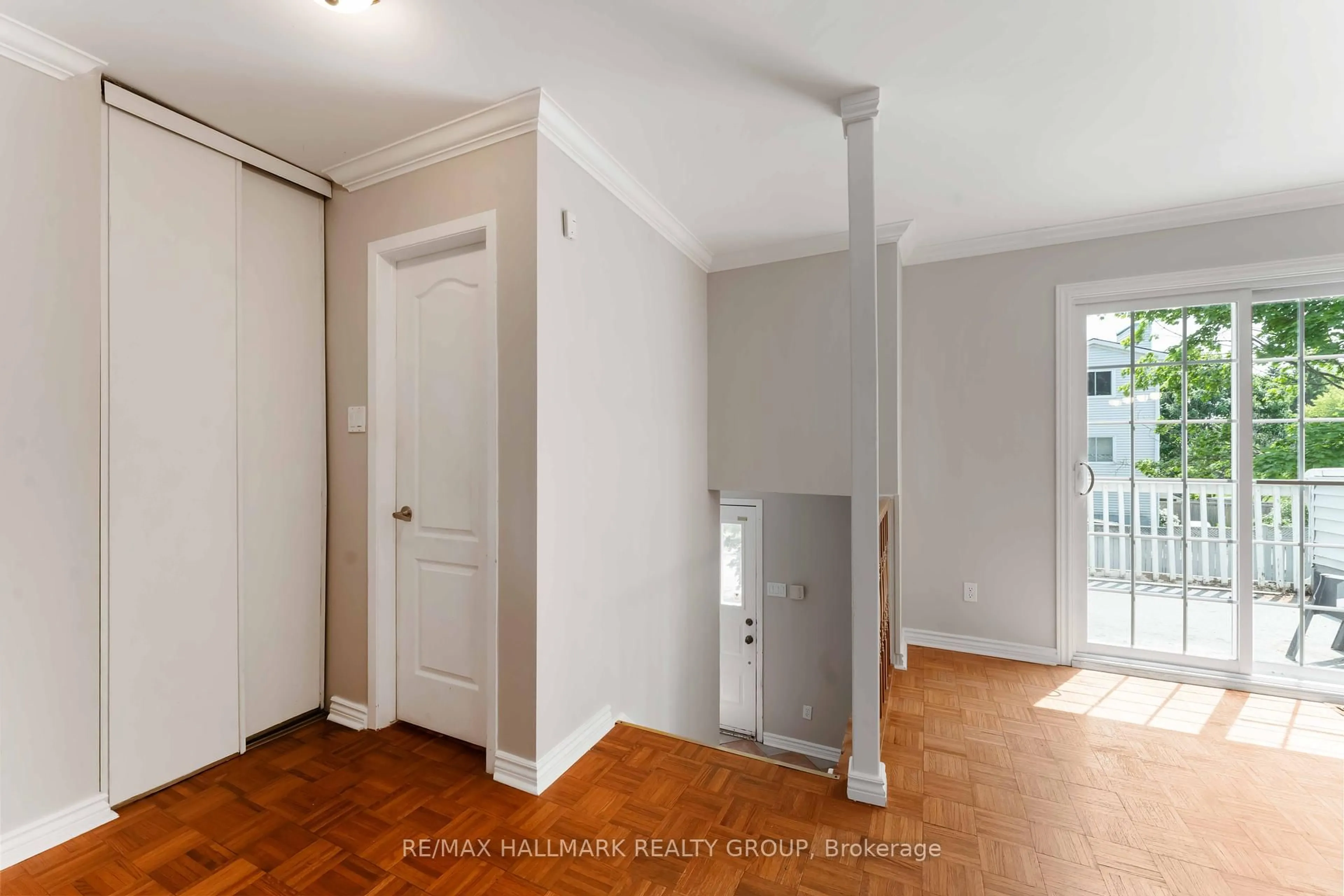 Indoor entryway for 4 Castlegreen Private, Ottawa Ontario K1T 3N2