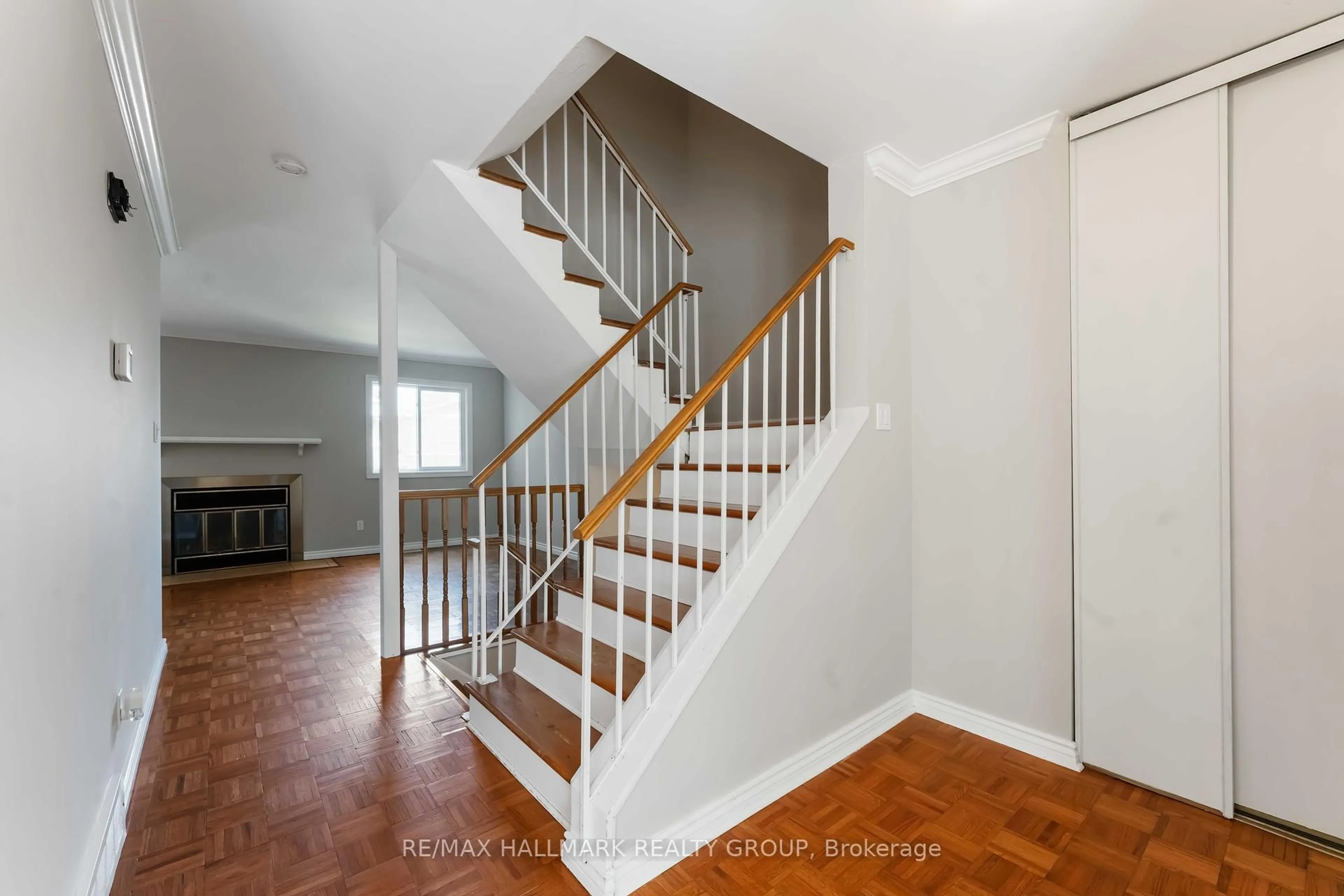 Unknown for 4 Castlegreen Private, Ottawa Ontario K1T 3N2