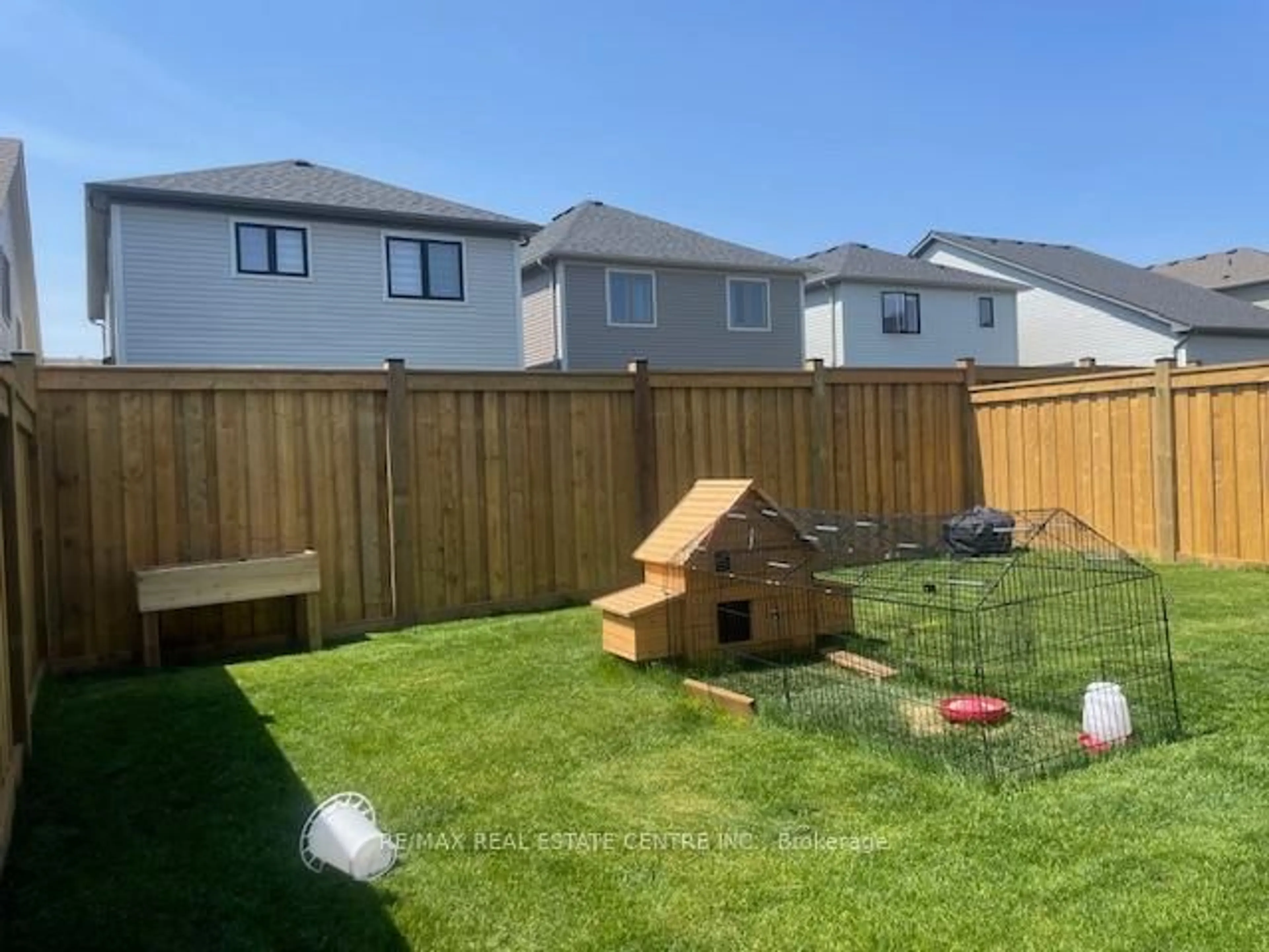 A pic from outside/outdoor area/front of a property/back of a property/a pic from drone, mountain view for 43 Elliot Ave, Centre Wellington Ontario N1M 0J3