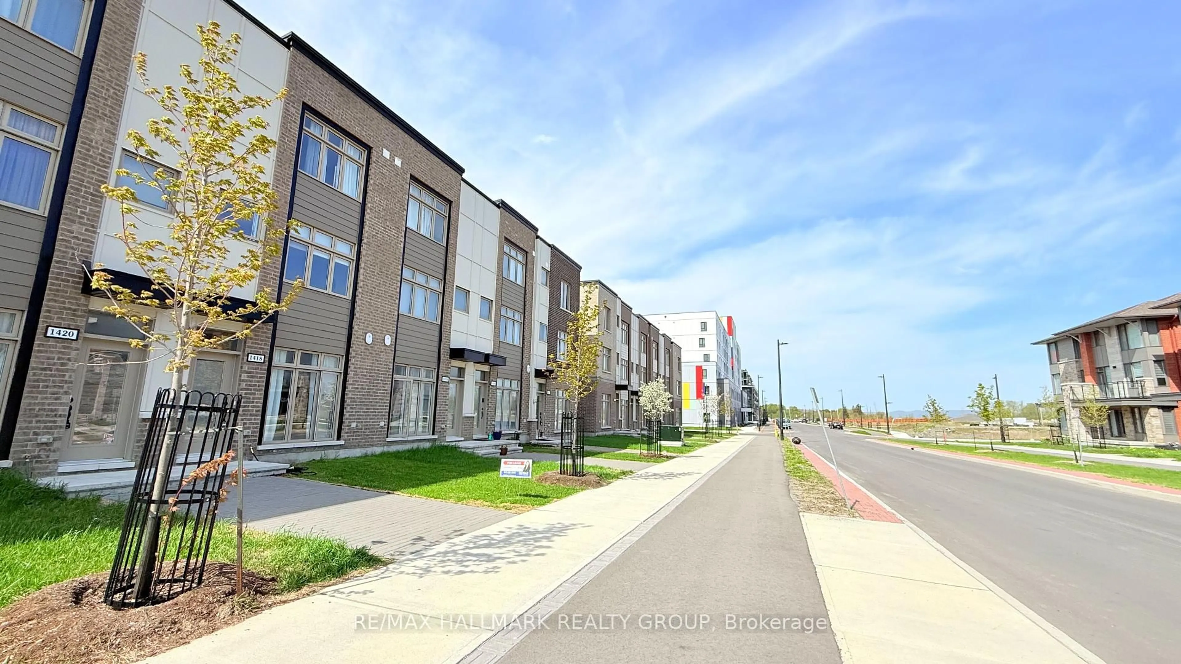 Patio, street for 1418 Hemlock Rd, Ottawa Ontario K1K 4A4