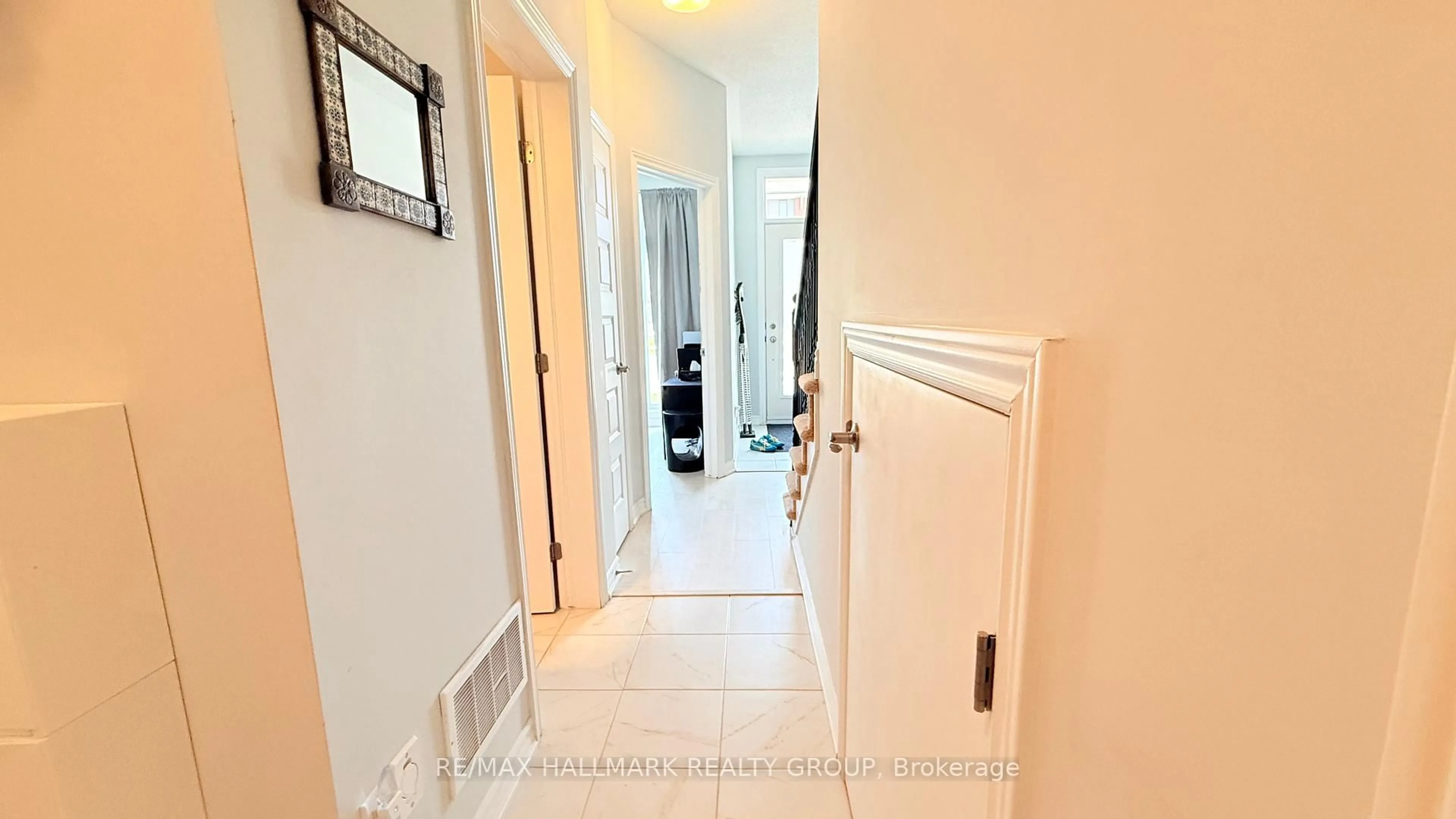 Indoor entryway for 1418 Hemlock Rd, Ottawa Ontario K1K 4A4