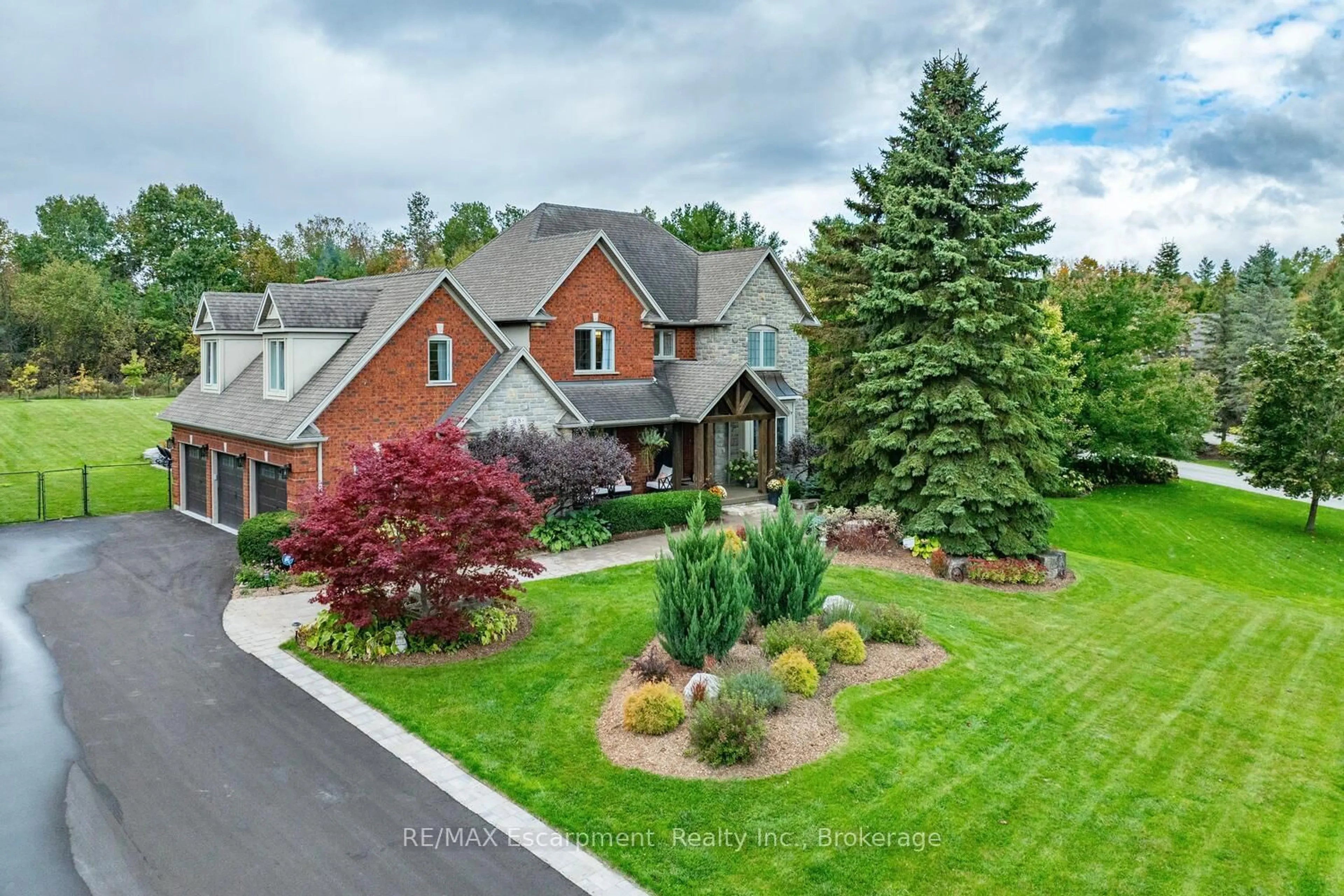 A pic from outside/outdoor area/front of a property/back of a property/a pic from drone, mountain view for 48 PALOMINO Dr, Hamilton Ontario L0R 1H3