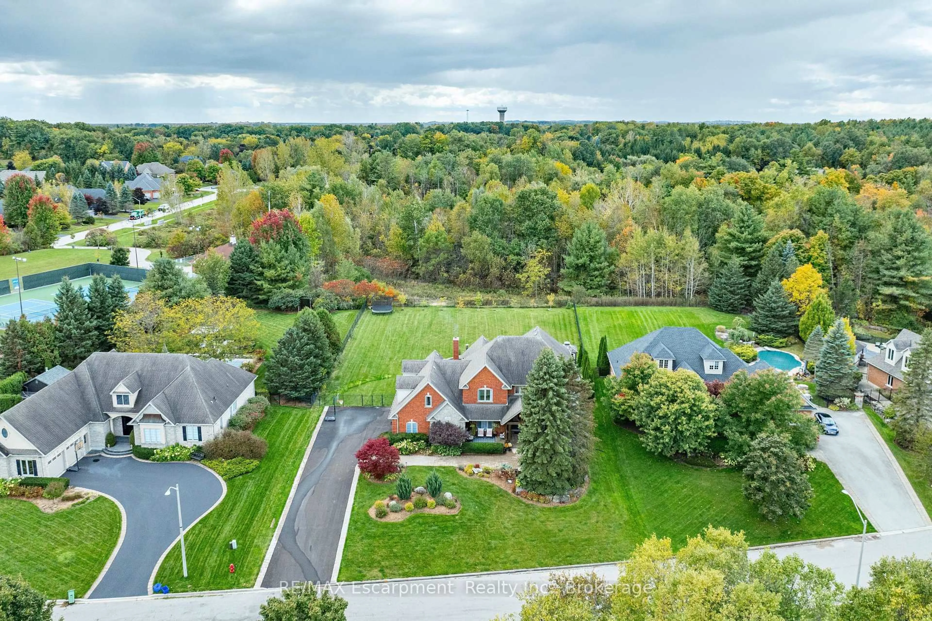 A pic from outside/outdoor area/front of a property/back of a property/a pic from drone, unknown for 48 PALOMINO Dr, Hamilton Ontario L0R 1H3