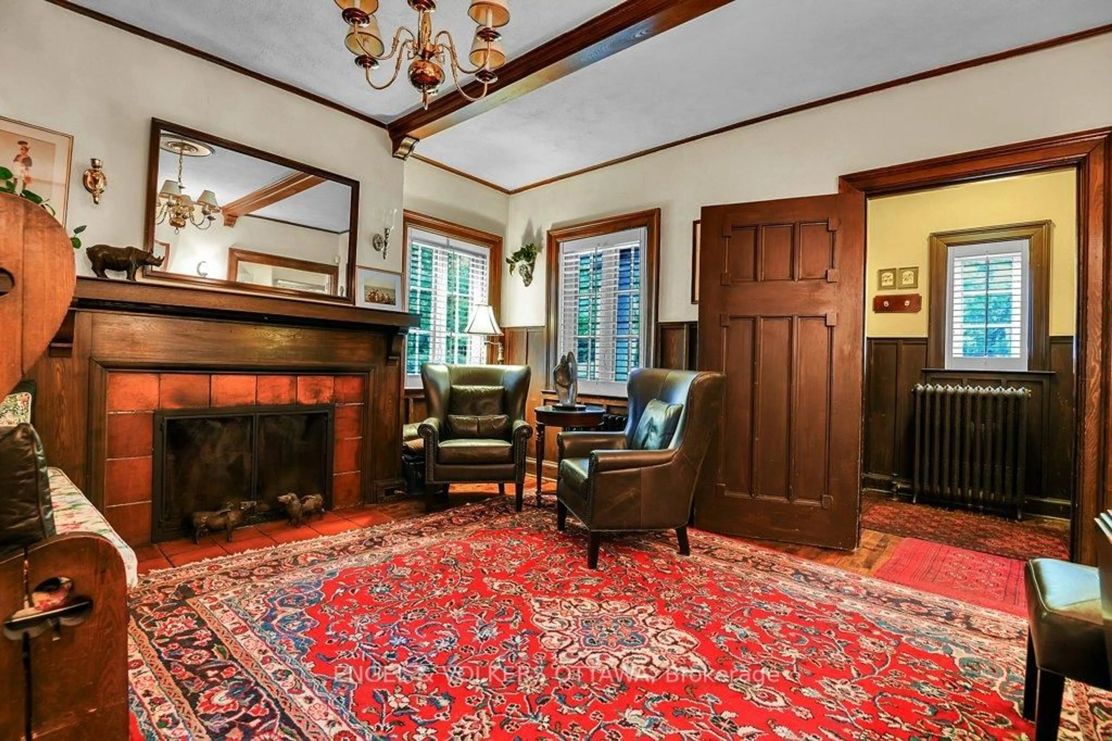 Indoor foyer for 202 Cloverdale Rd, Ottawa Ontario K1M 0X2