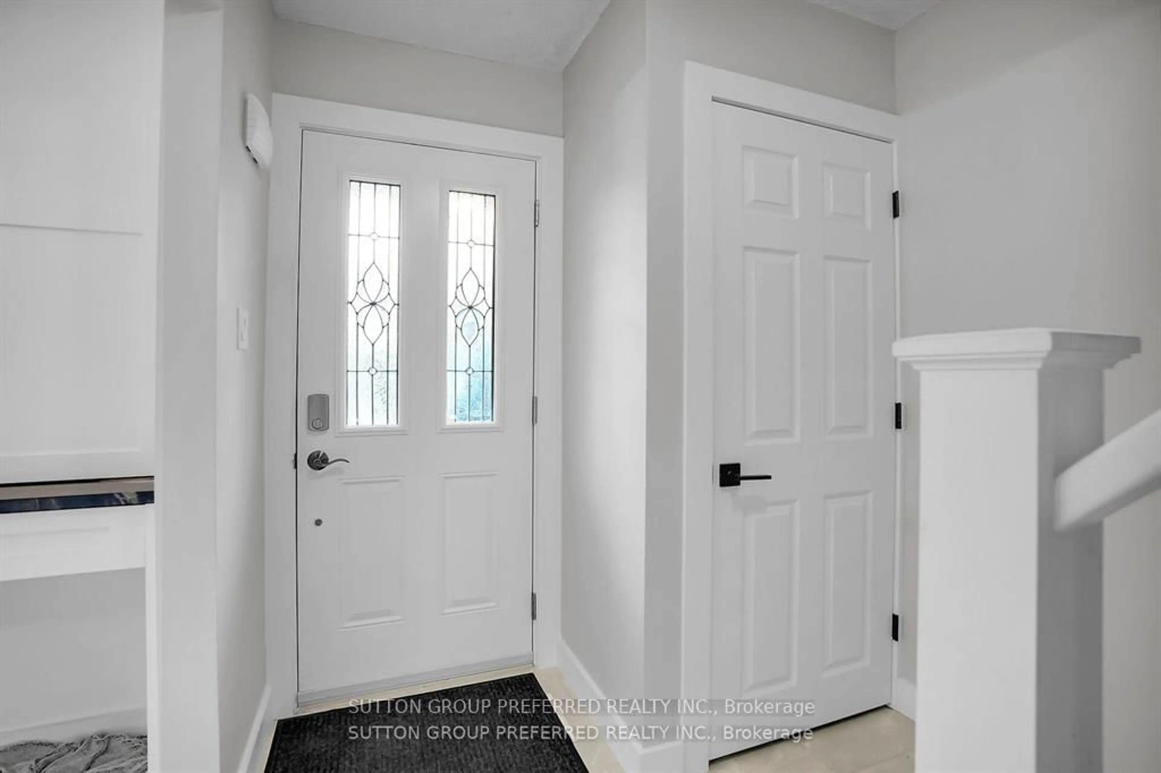 Indoor entryway for 166 BONAVENTURE Dr #22, London East Ontario N5V 4Y4