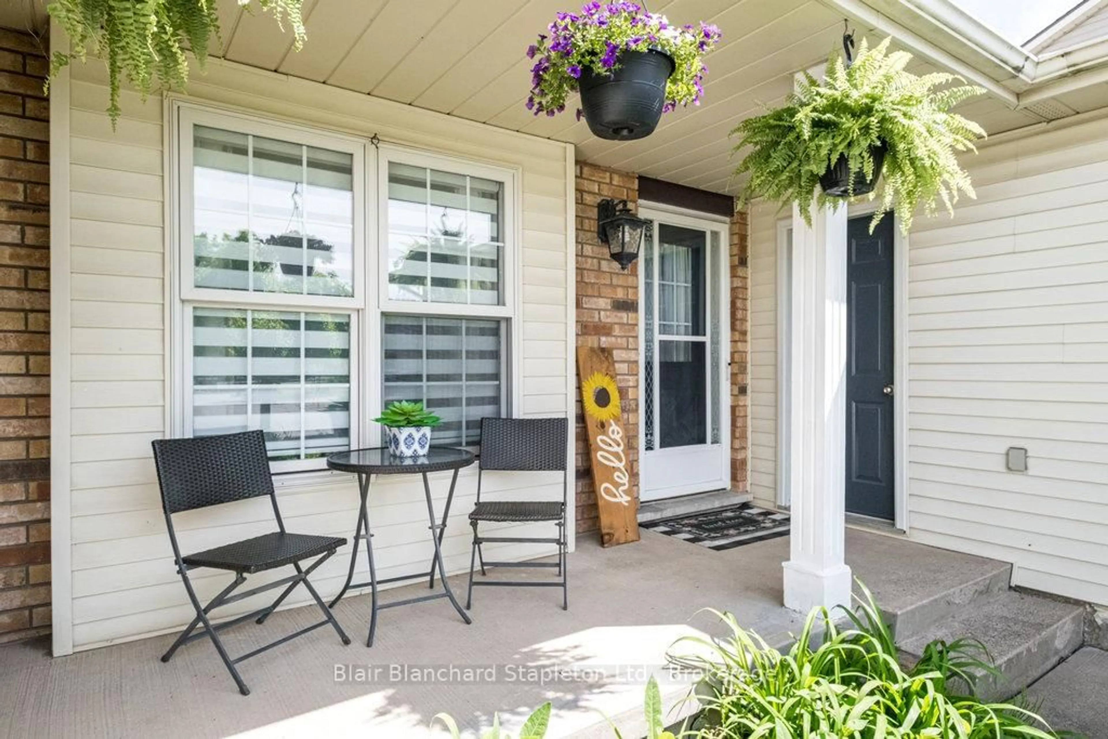 Patio, street for 184 Windsor St, Welland Ontario L3C 7E3