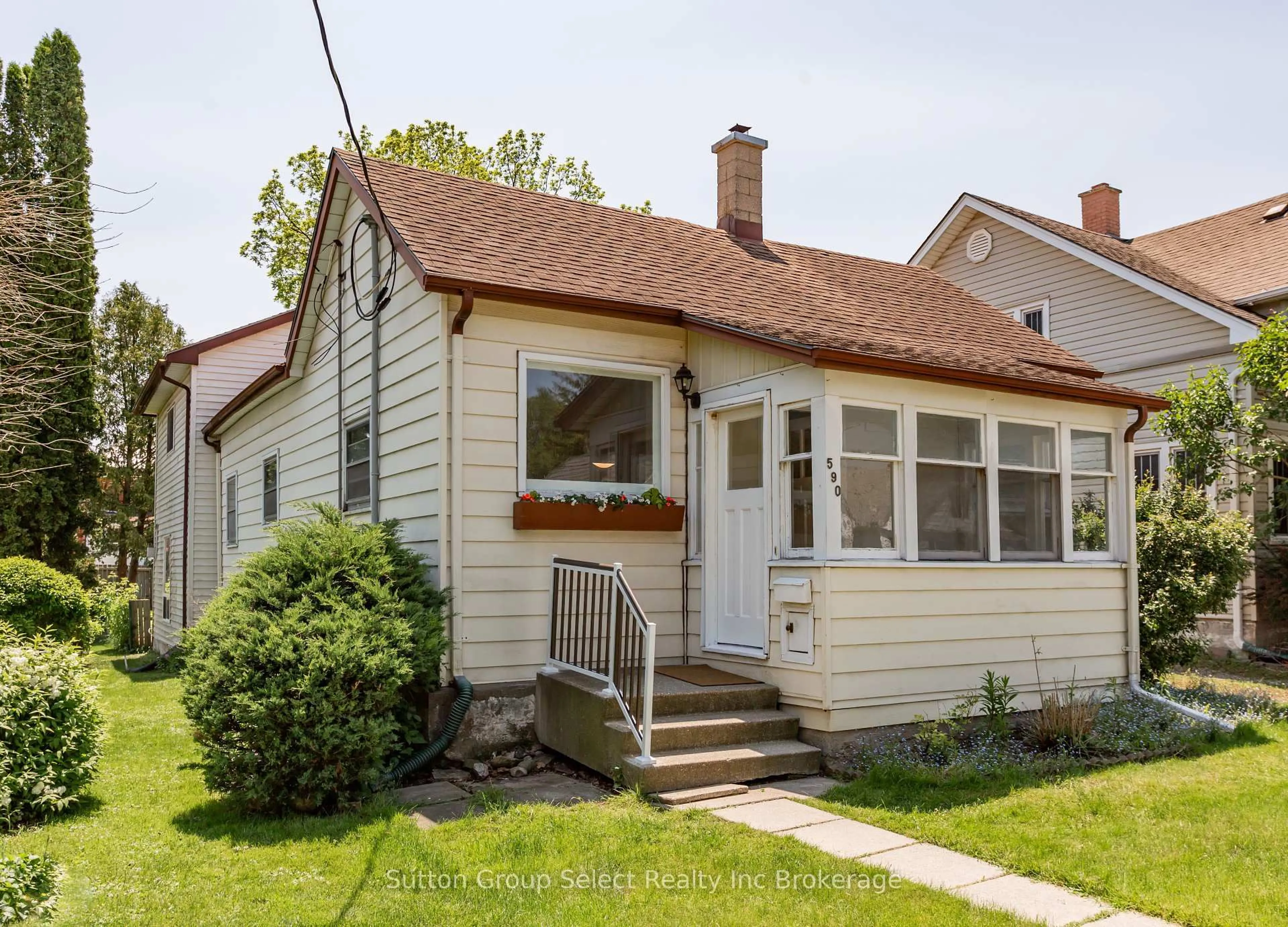 Home with vinyl exterior material, street for 590 Mary St, Woodstock Ontario N4S 4T2